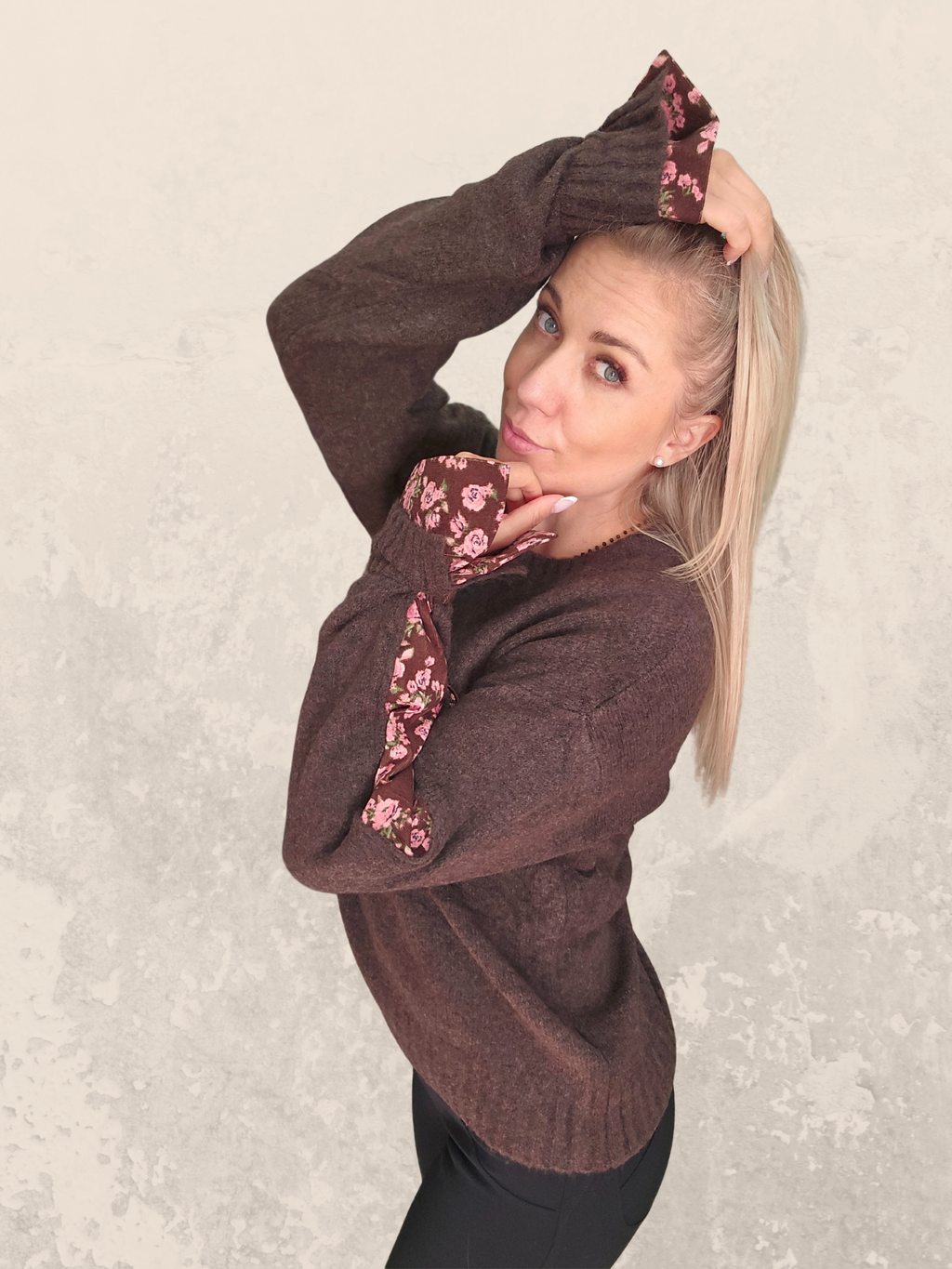 Pullover mit Herz und Blumendetails – Beige oder Schokoladenbraun
