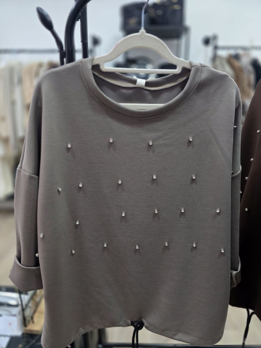 Elegantes Sweatshirt mit Strass-Applikationen