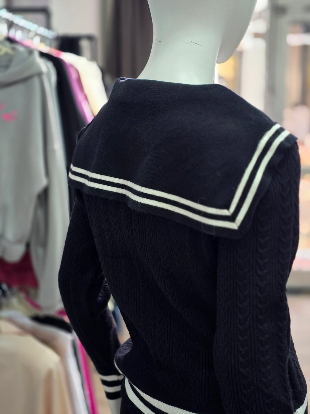 Pullover mit Matrosenkragen und Schleifendetail – Schwarz mit Weiß