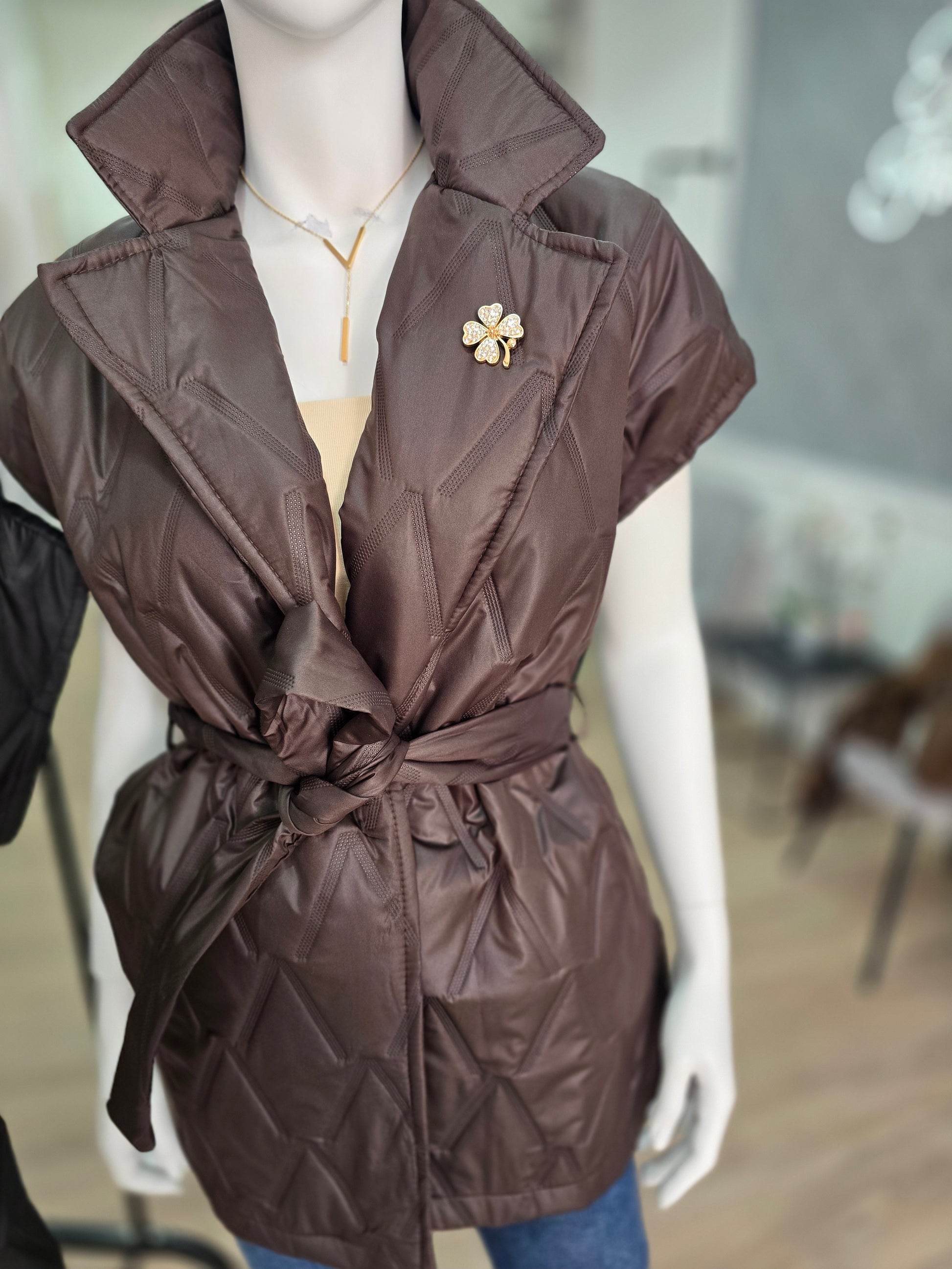 Elegante gesteppte Weste mit kurzem Ärmel & Bindegürtel