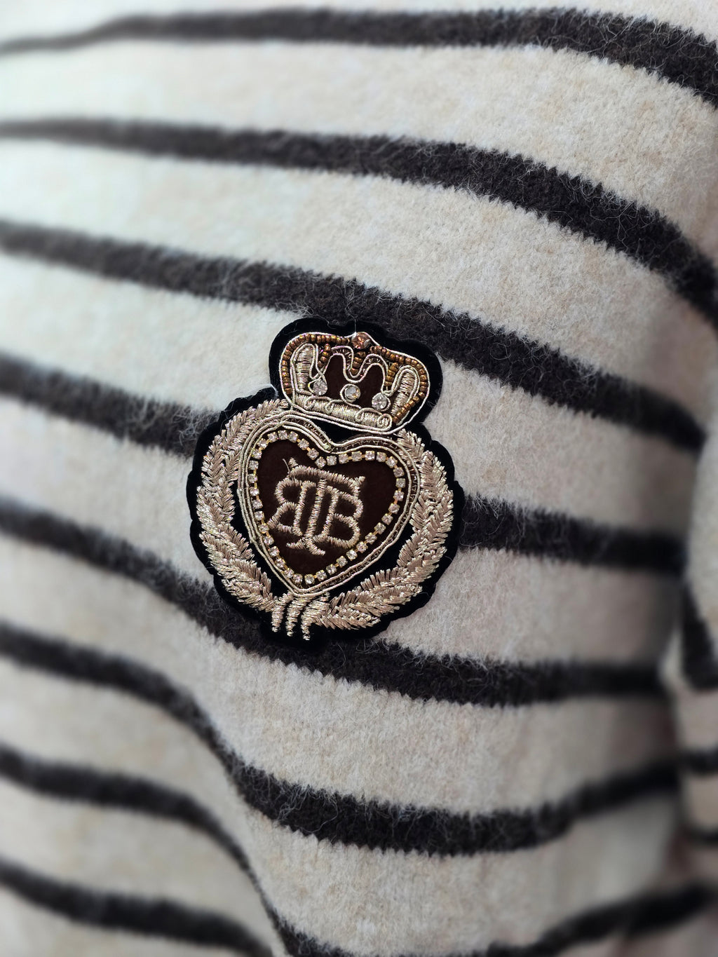 Gestreifter Pullover mit Emblem – Beige und Schokoladenbraun