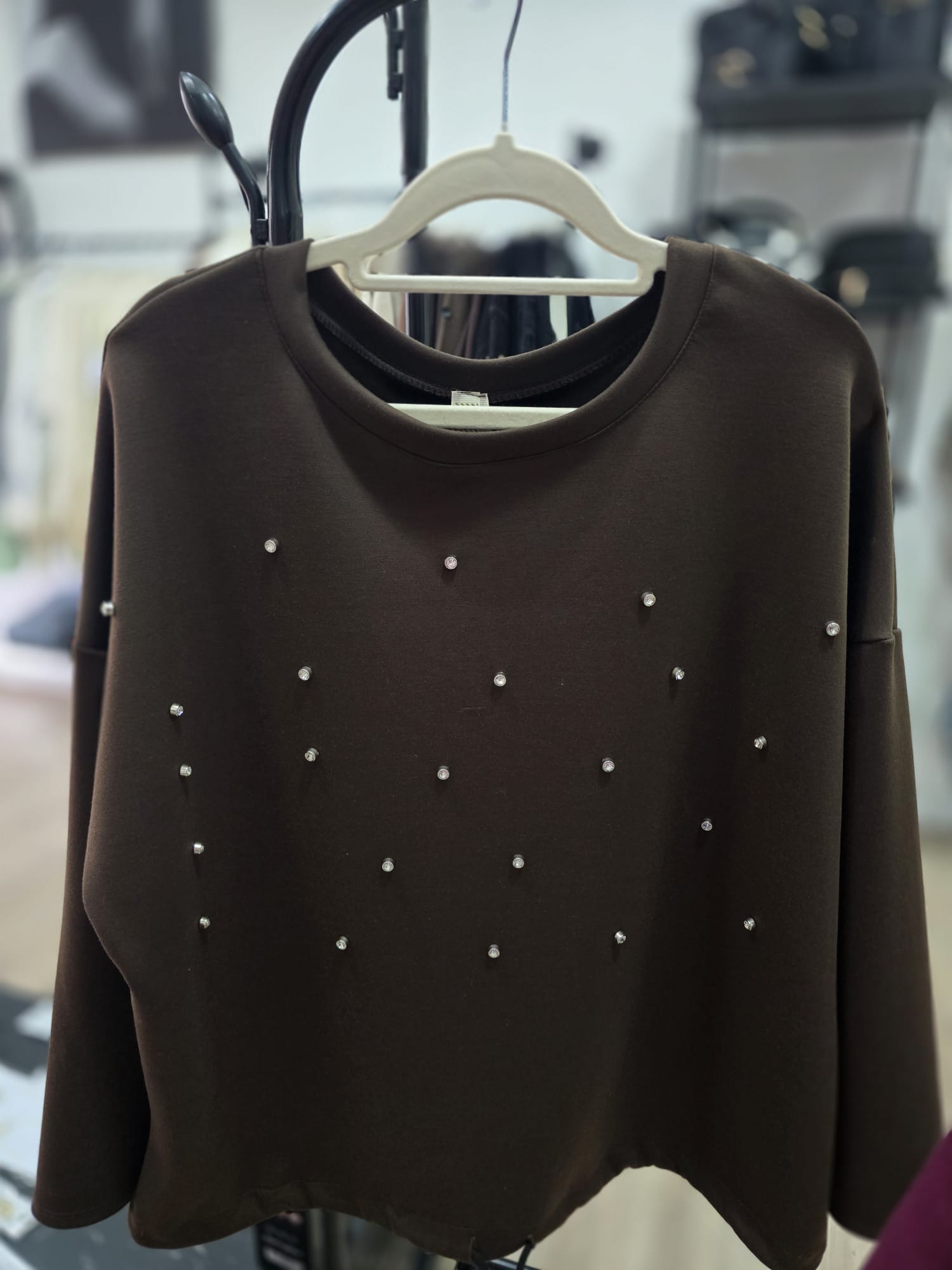 Elegantes Sweatshirt mit Strass-Applikationen