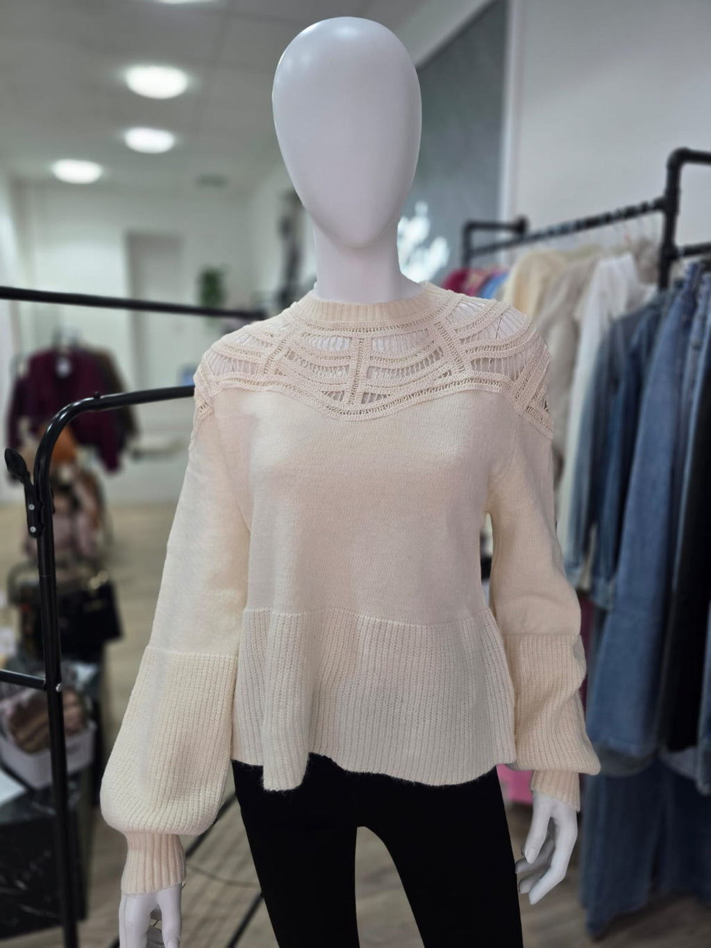 Eleganter Strickpullover mit Häkelspitze