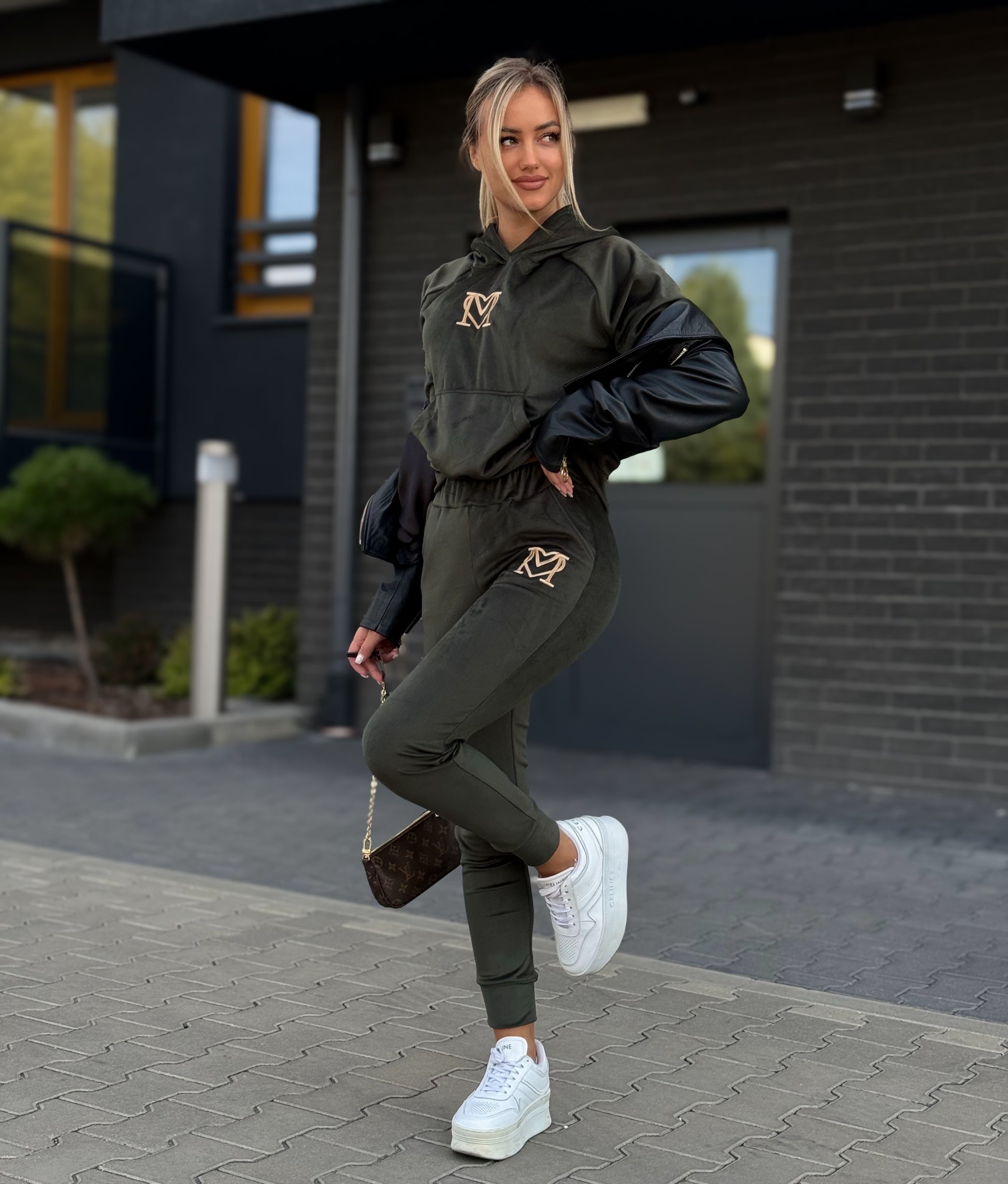 Klassischer Damen-Trainingsanzug aus weichem Velours