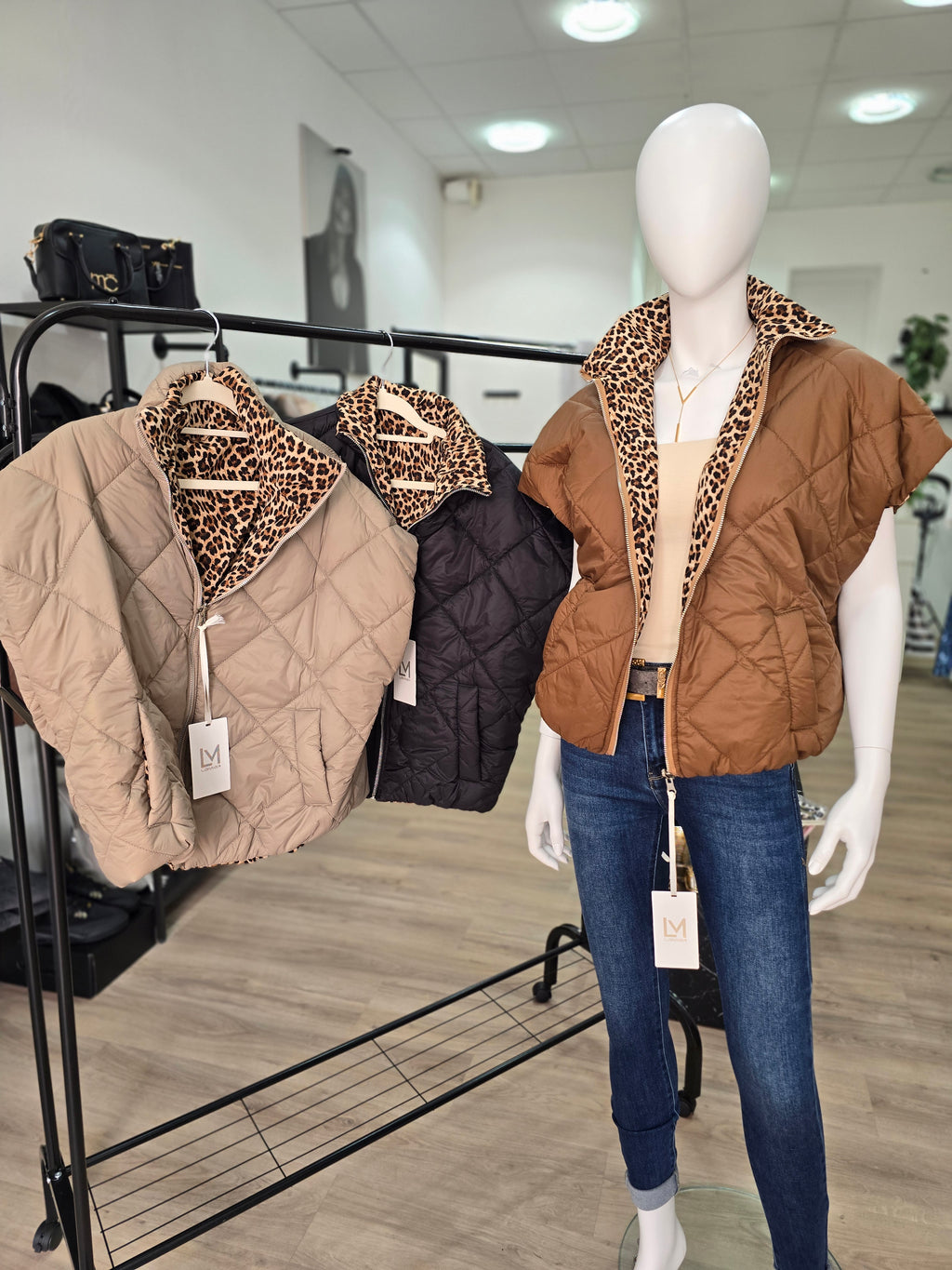 Wendbare Steppweste mit Leopardenmuster