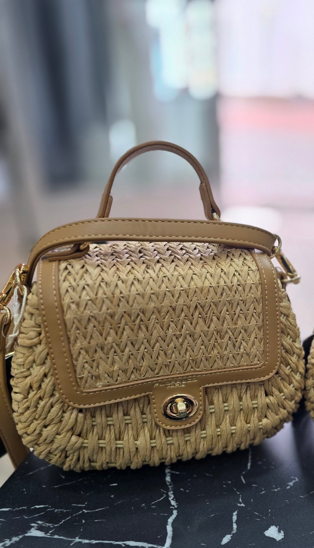 Sommer-Highlight: Geflochtene Tasche mit Lederdetails