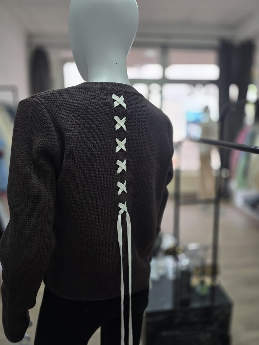 Kurze Strickjacke mit Schnür-Details in Braun