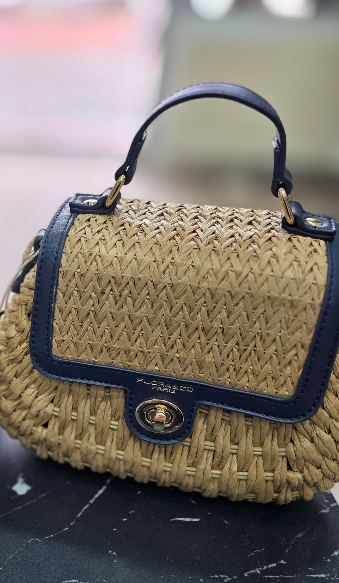 Sommer-Highlight: Geflochtene Tasche mit Lederdetails