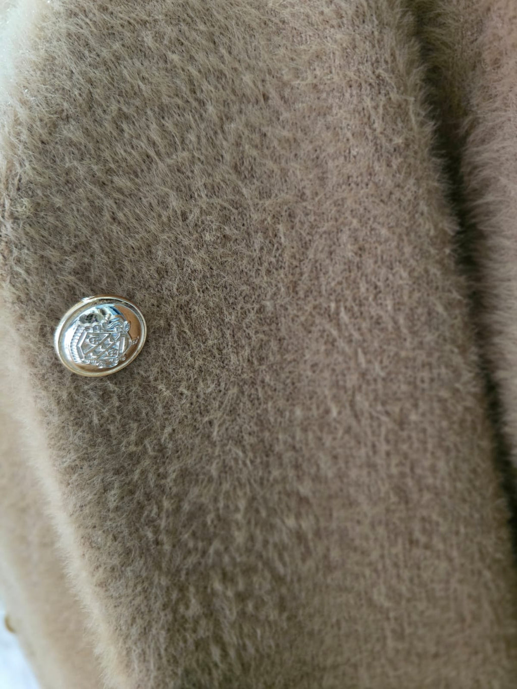 Langer Bouclé-Cardigan mit eleganten Knöpfen