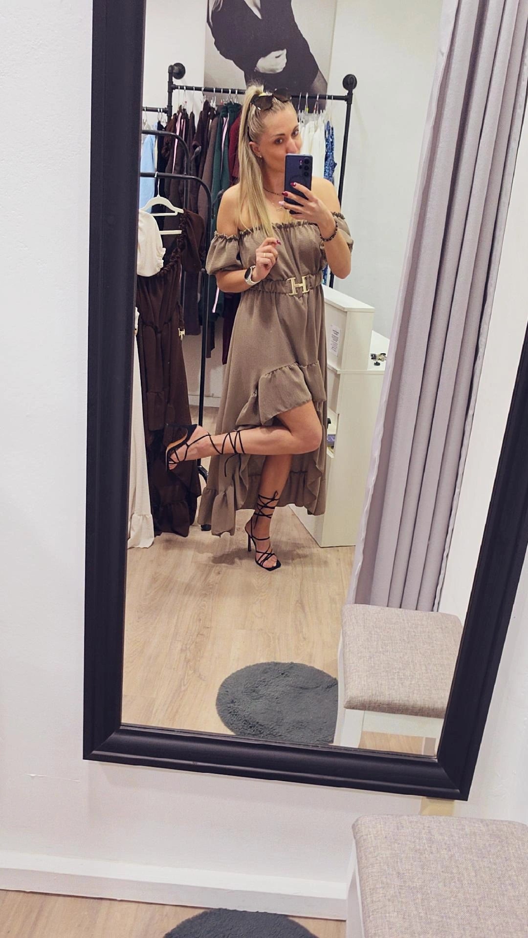 Off-Shoulder Kleid mit asymmetrischem Schnitt und Gürtel – feminin & elegant