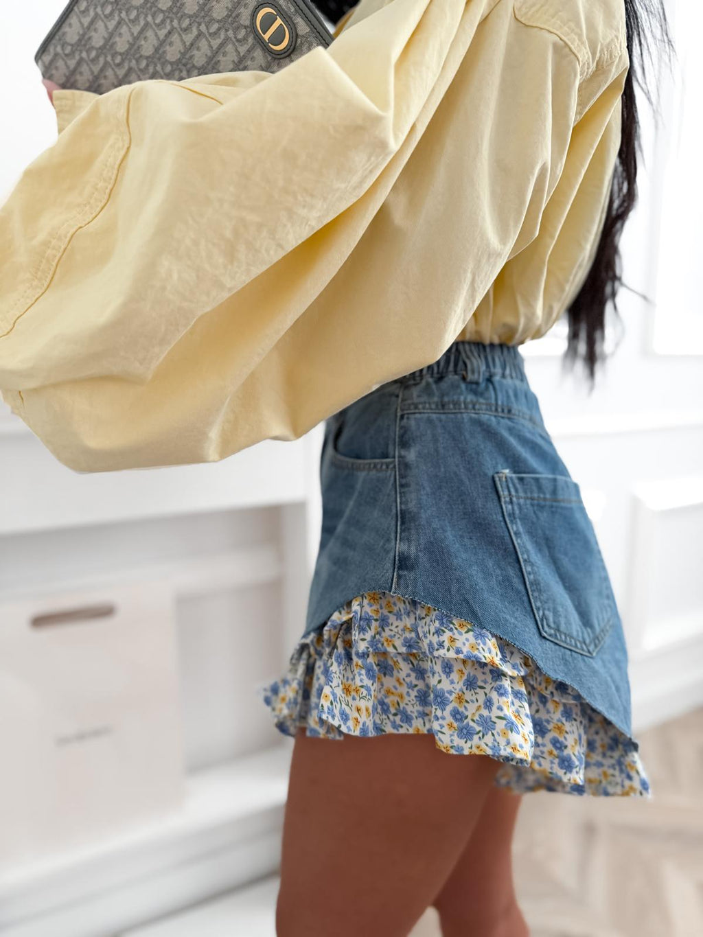 Damen-Jeansshorts mit Blumenrüschen – verspielt und feminin