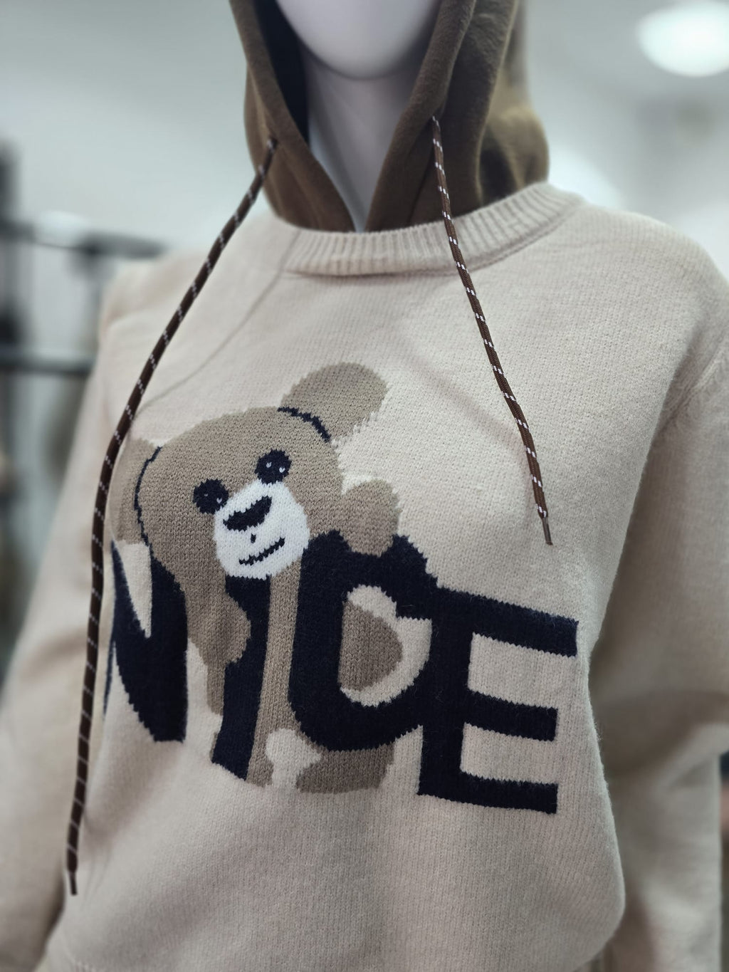 Gestrickter "Nice Bear" Pullover mit Kapuze