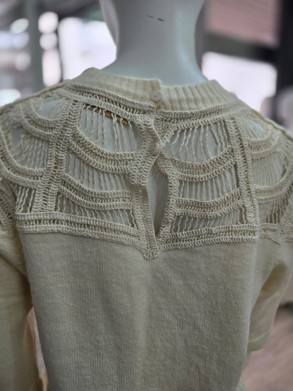 Eleganter Strickpullover mit Häkelspitze