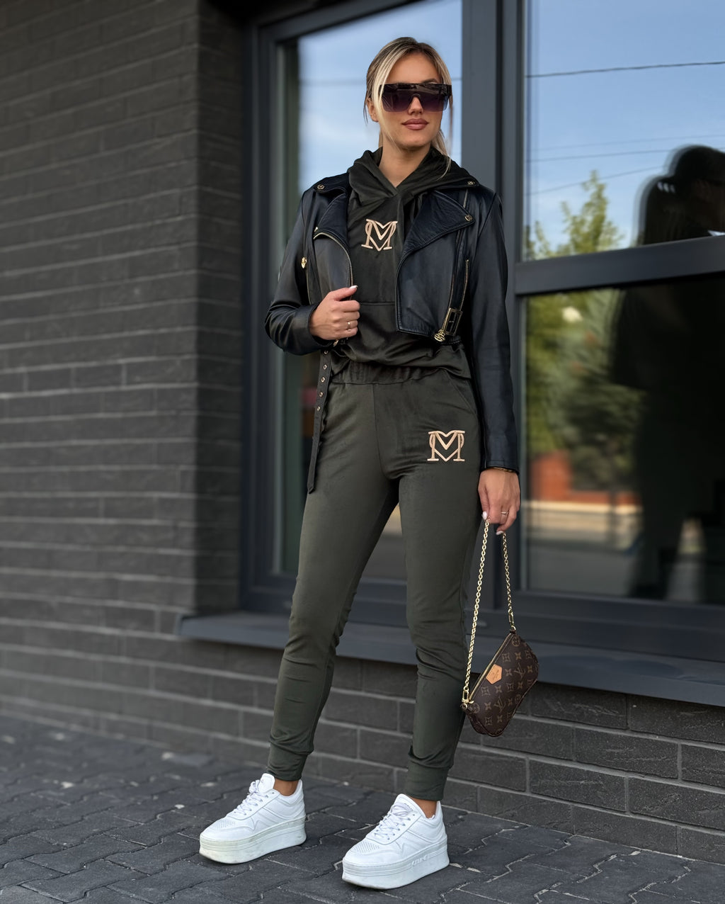 Klassischer Damen-Trainingsanzug aus weichem Velours