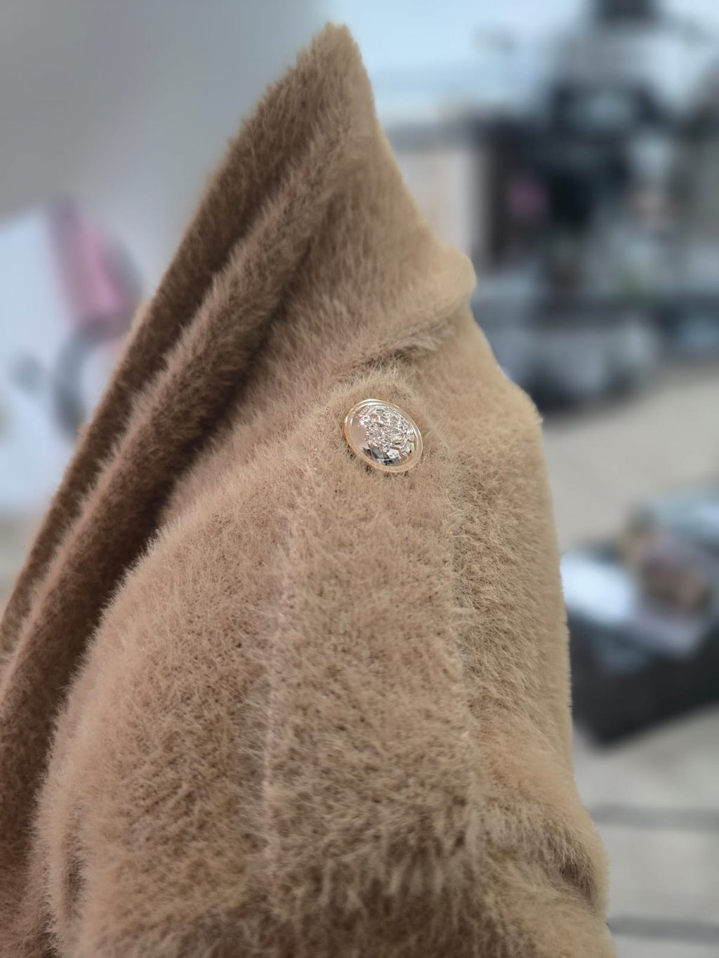 Langer Bouclé-Cardigan mit eleganten Knöpfen