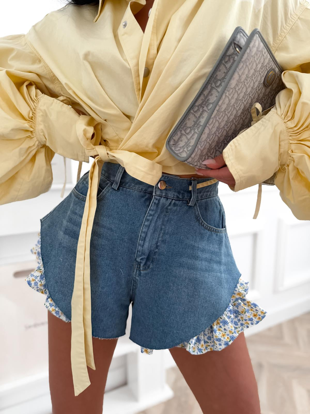Damen-Jeansshorts mit Blumenrüschen – verspielt und feminin