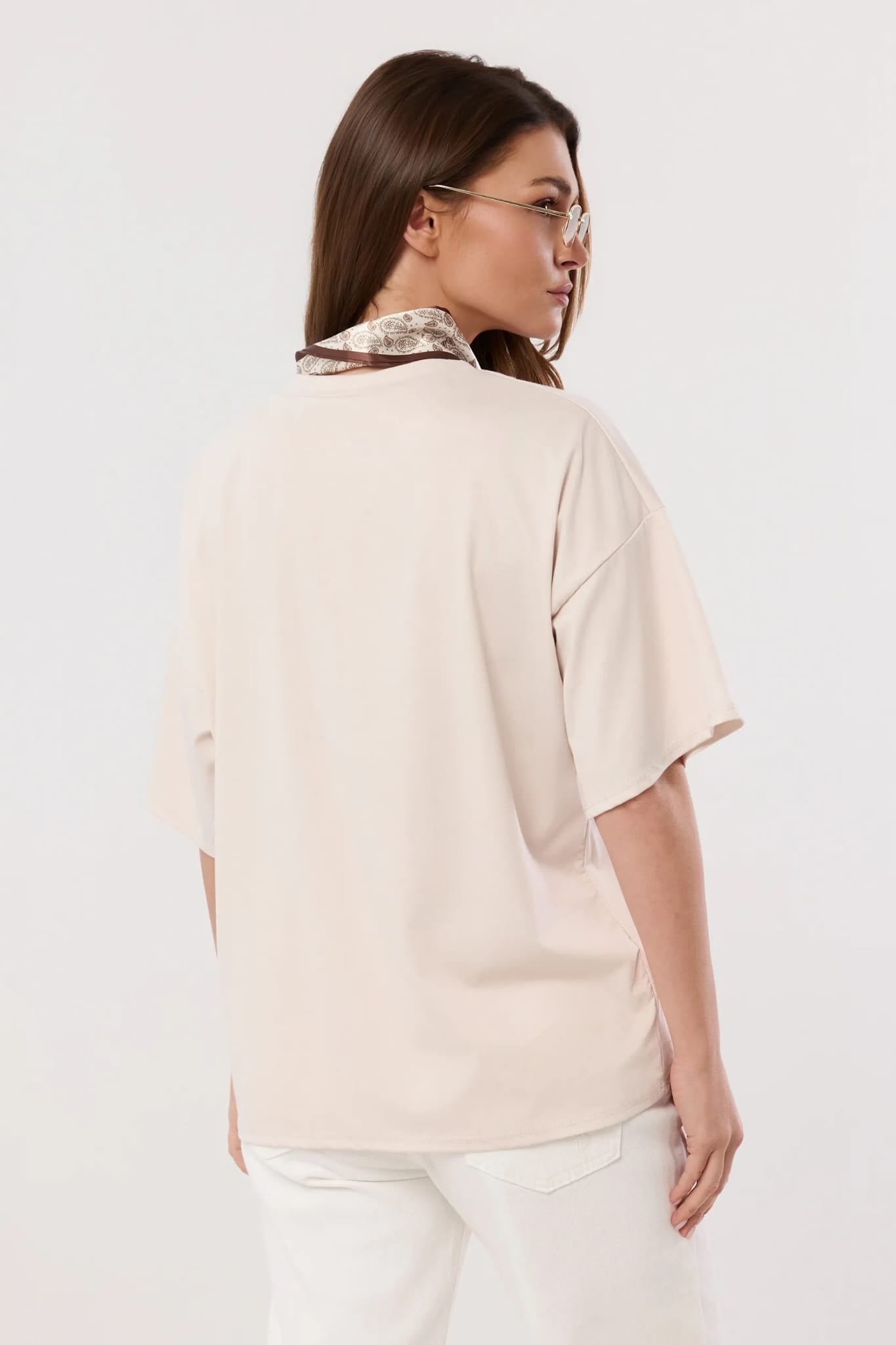 Exklusives Oversized-Shirt Set mit Paisley-Seidentuch