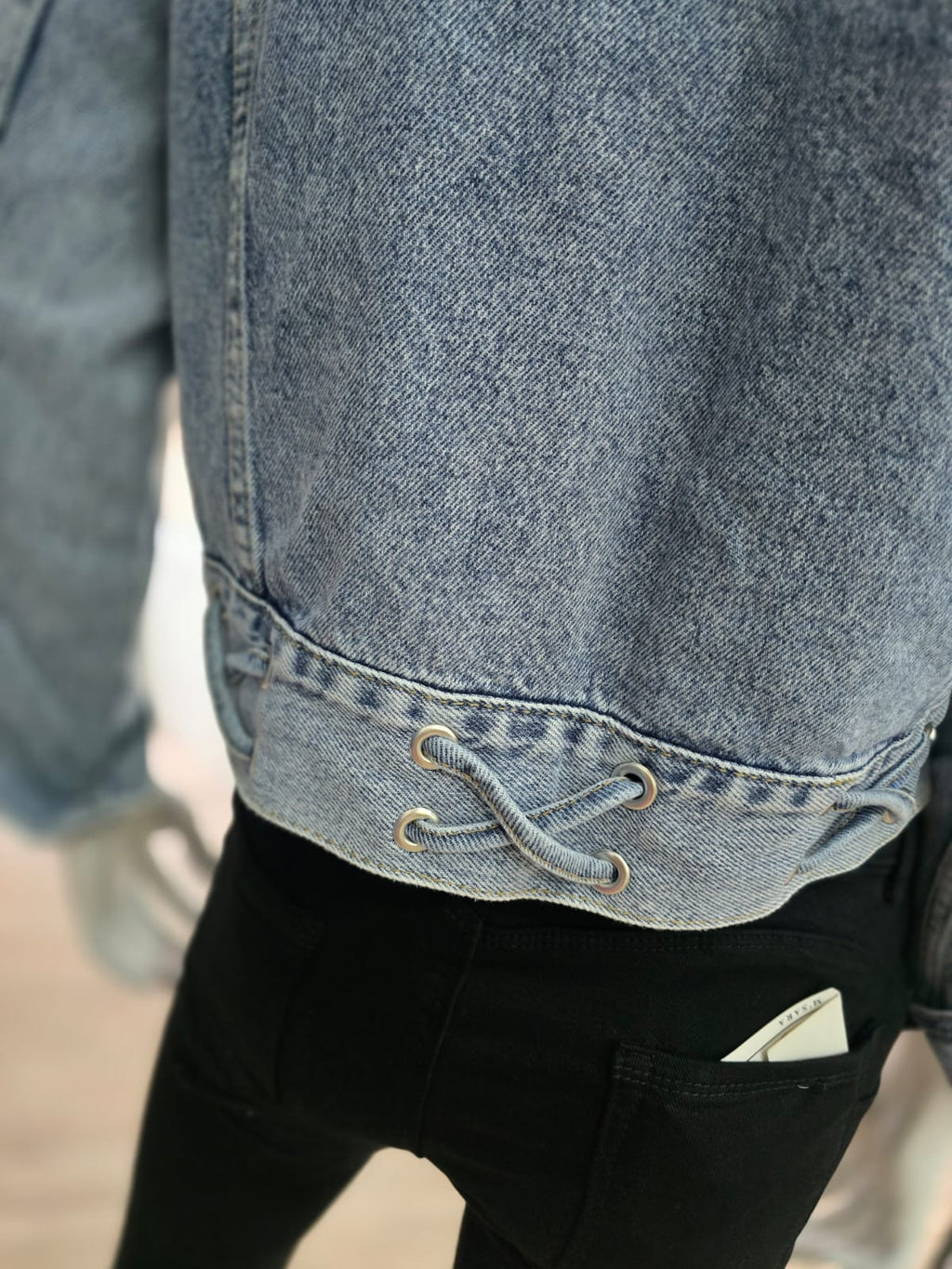 Kurze Cropped Jeansjacke mit Schnürung