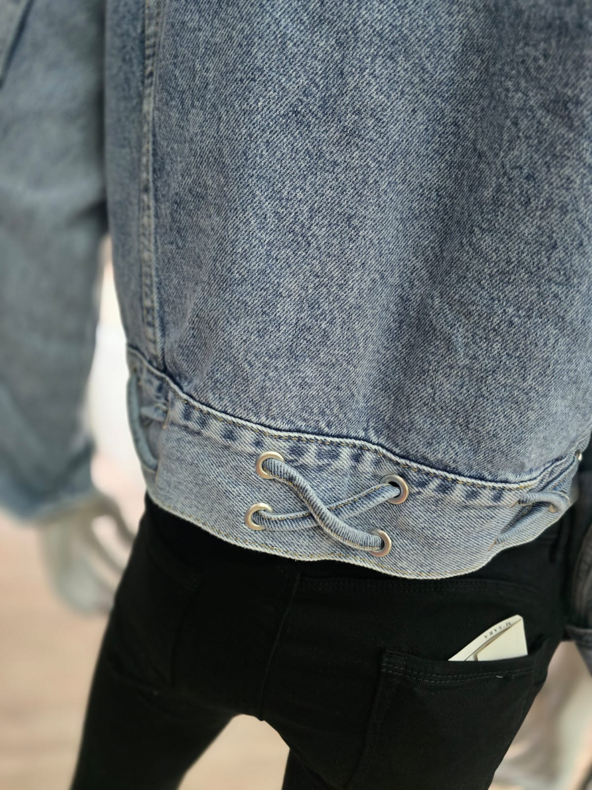 Kurze Cropped Jeansjacke mit Schnürung