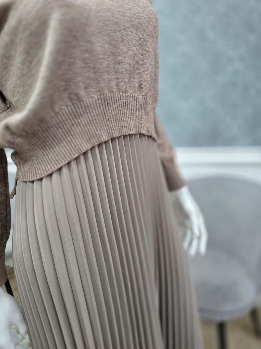 Elegantes 2-teiliges Set: Kurzer Strickpullover & Plissee-Rock