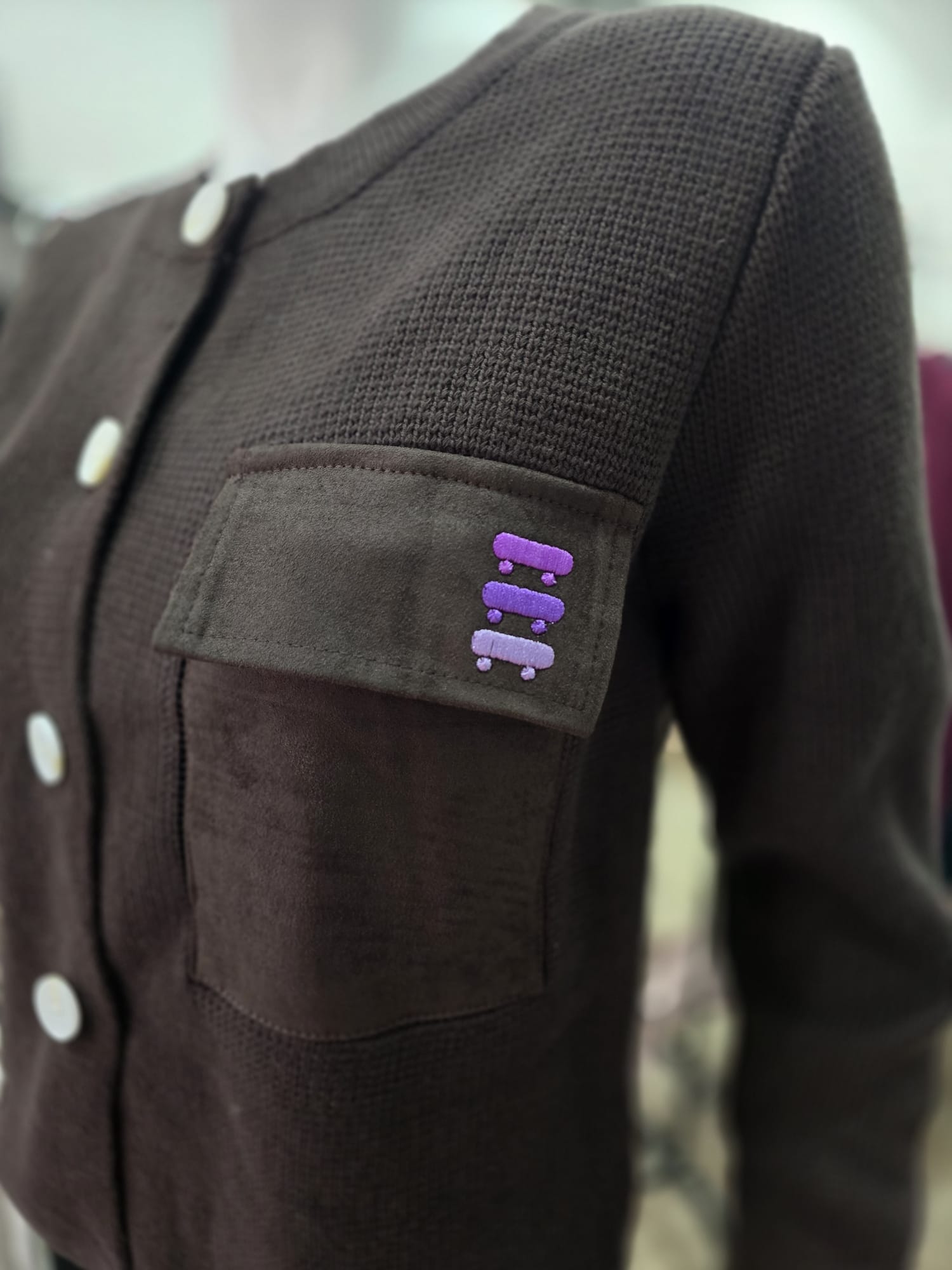 Kurze Strickjacke mit Schnür-Details in Braun