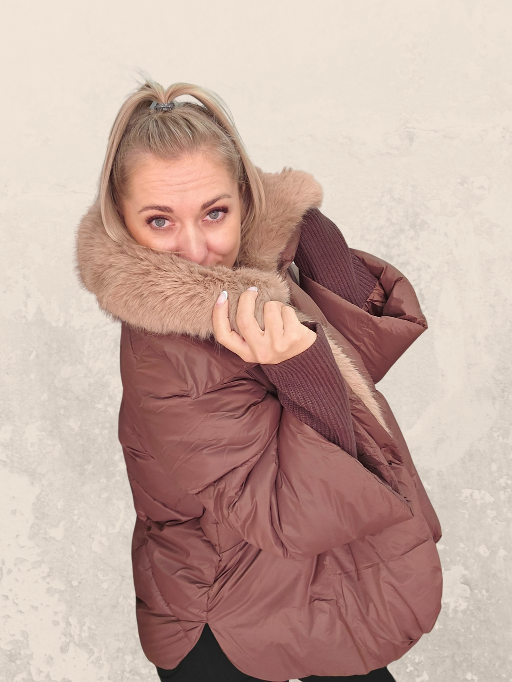 Steppjacke mit Kunstfell und Strickärmeln – Schokoladenbraun