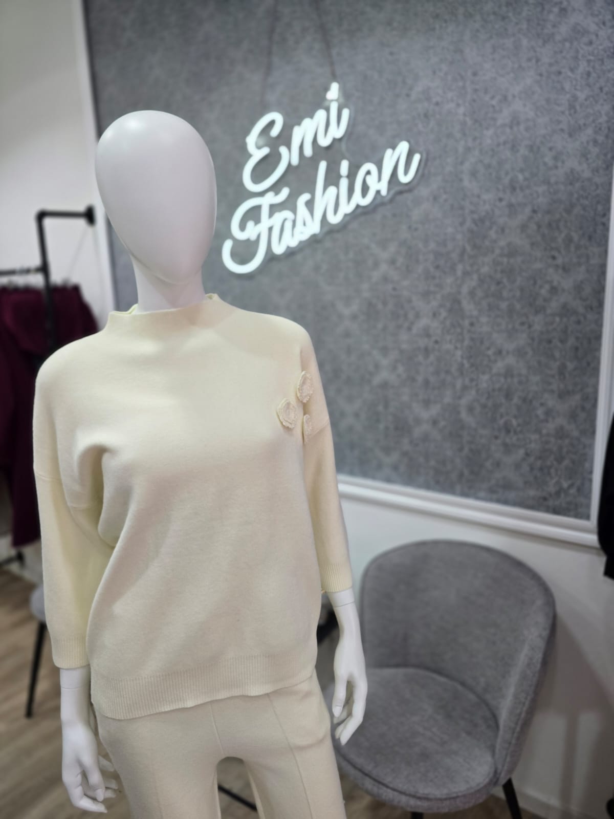 Luxuriöses Strick-Set mit Blumen-Applikationen