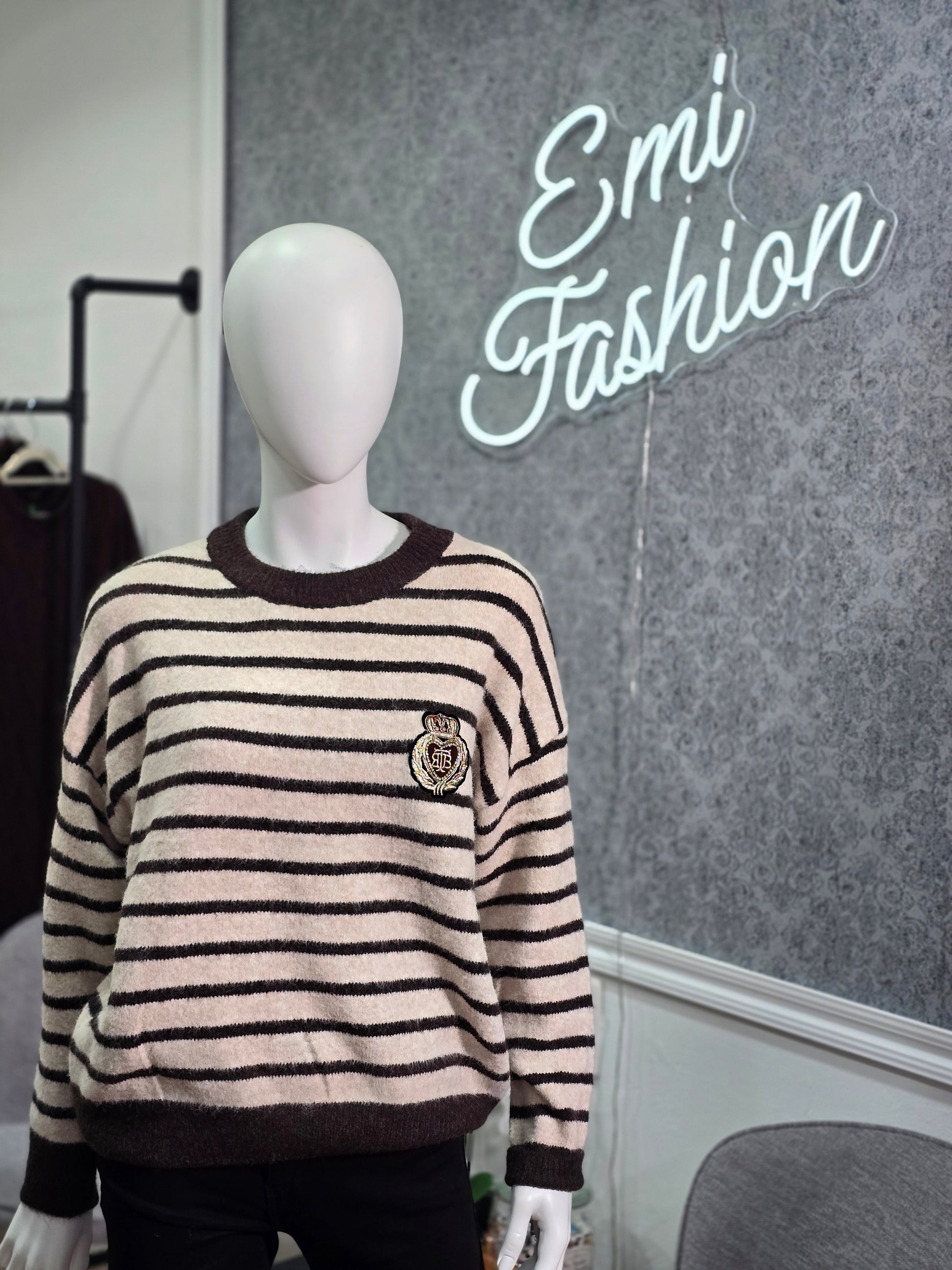 Gestreifter Pullover mit Emblem – Beige und Schokoladenbraun