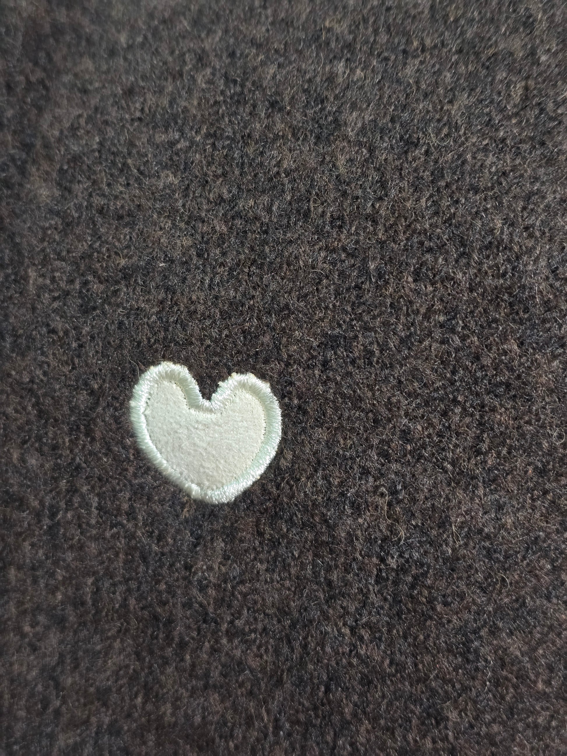 Strickjacke mit Herzmuster – Beige oder Schokoladenbraun