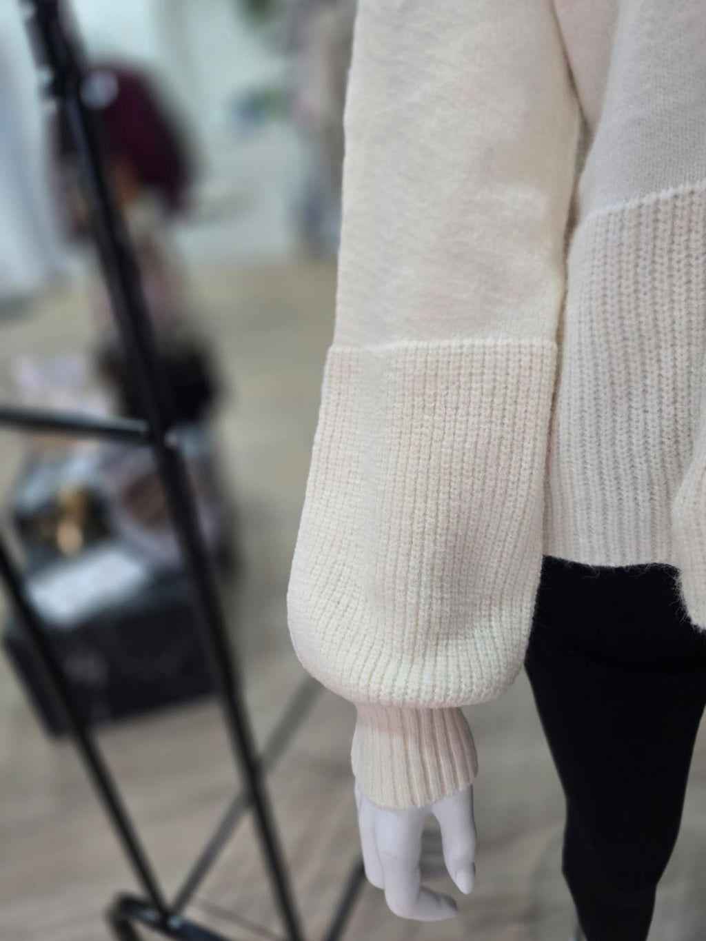 Eleganter Strickpullover mit Häkelspitze