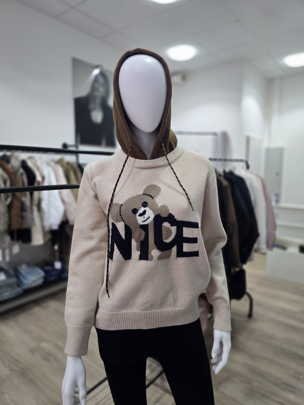 Gestrickter "Nice Bear" Pullover mit Kapuze