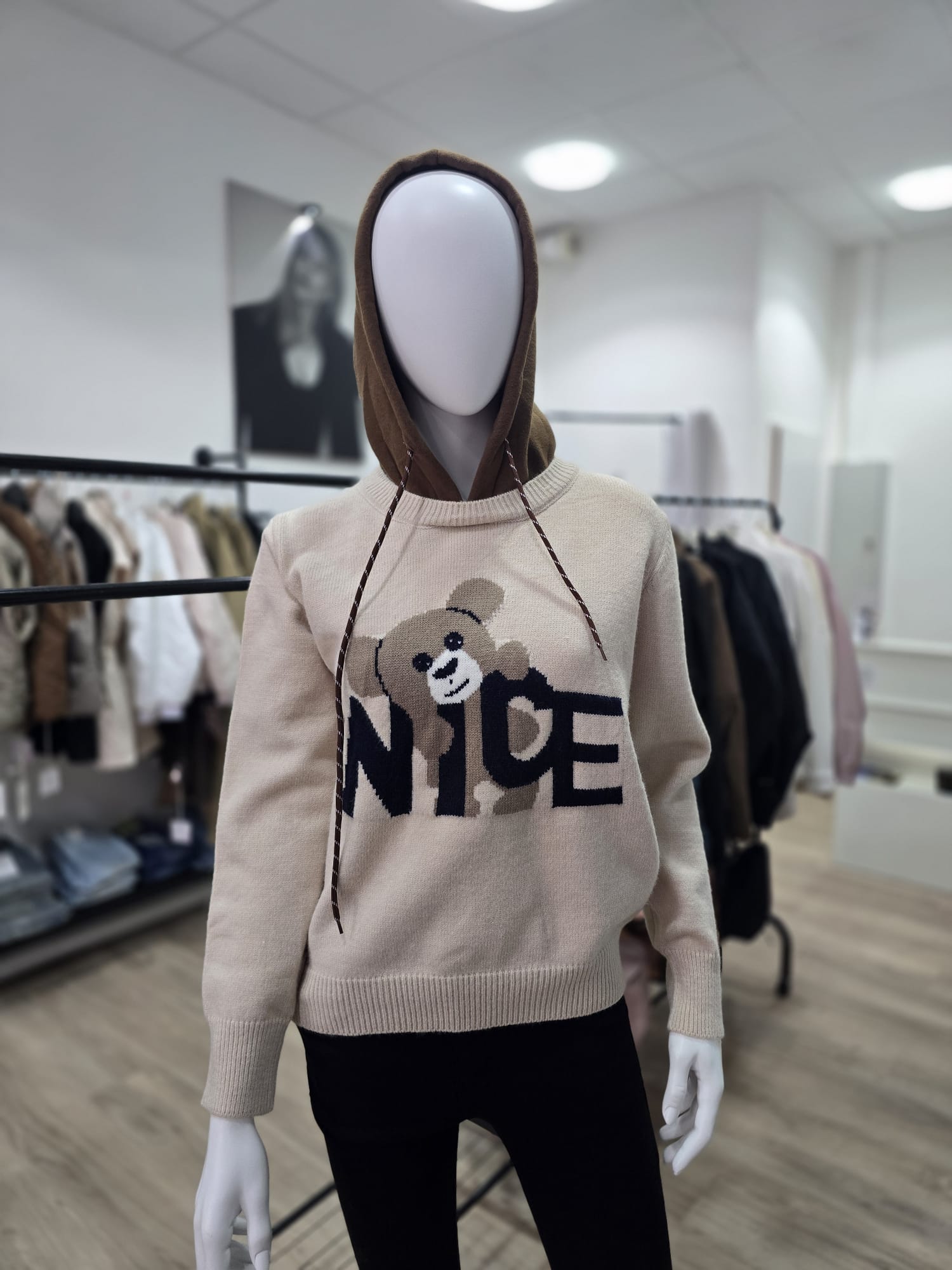 Gestrickter "Nice Bear" Pullover mit Kapuze