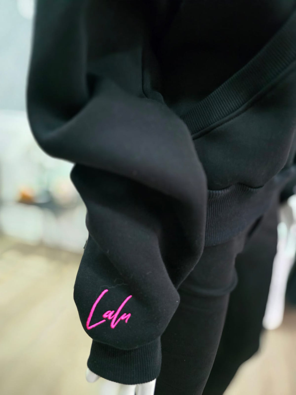 Schwarzer "Lala" Hoodie mit hohem Kragen