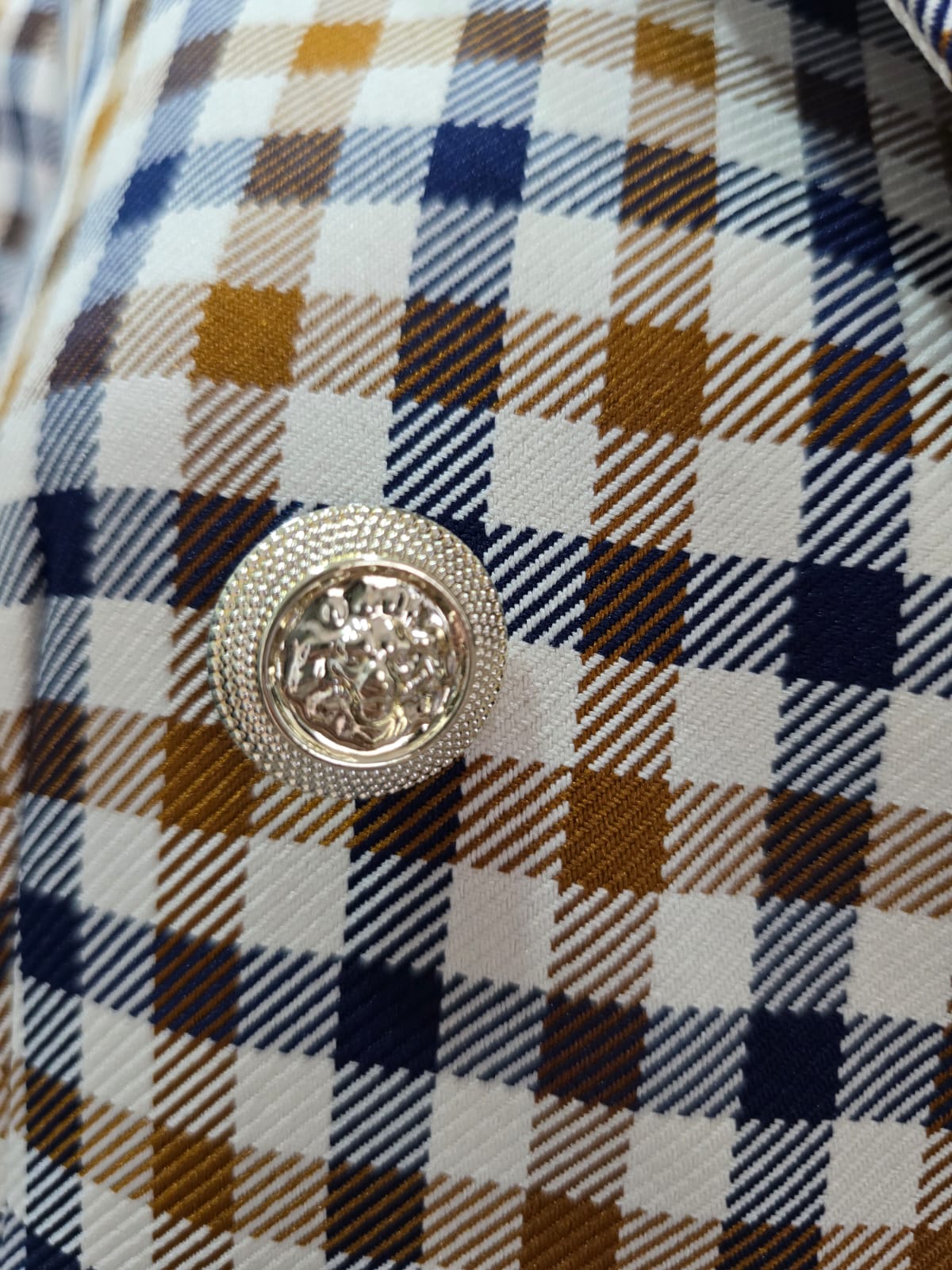 Eleganter Doppelreiher-Blazer mit Goldknöpfen