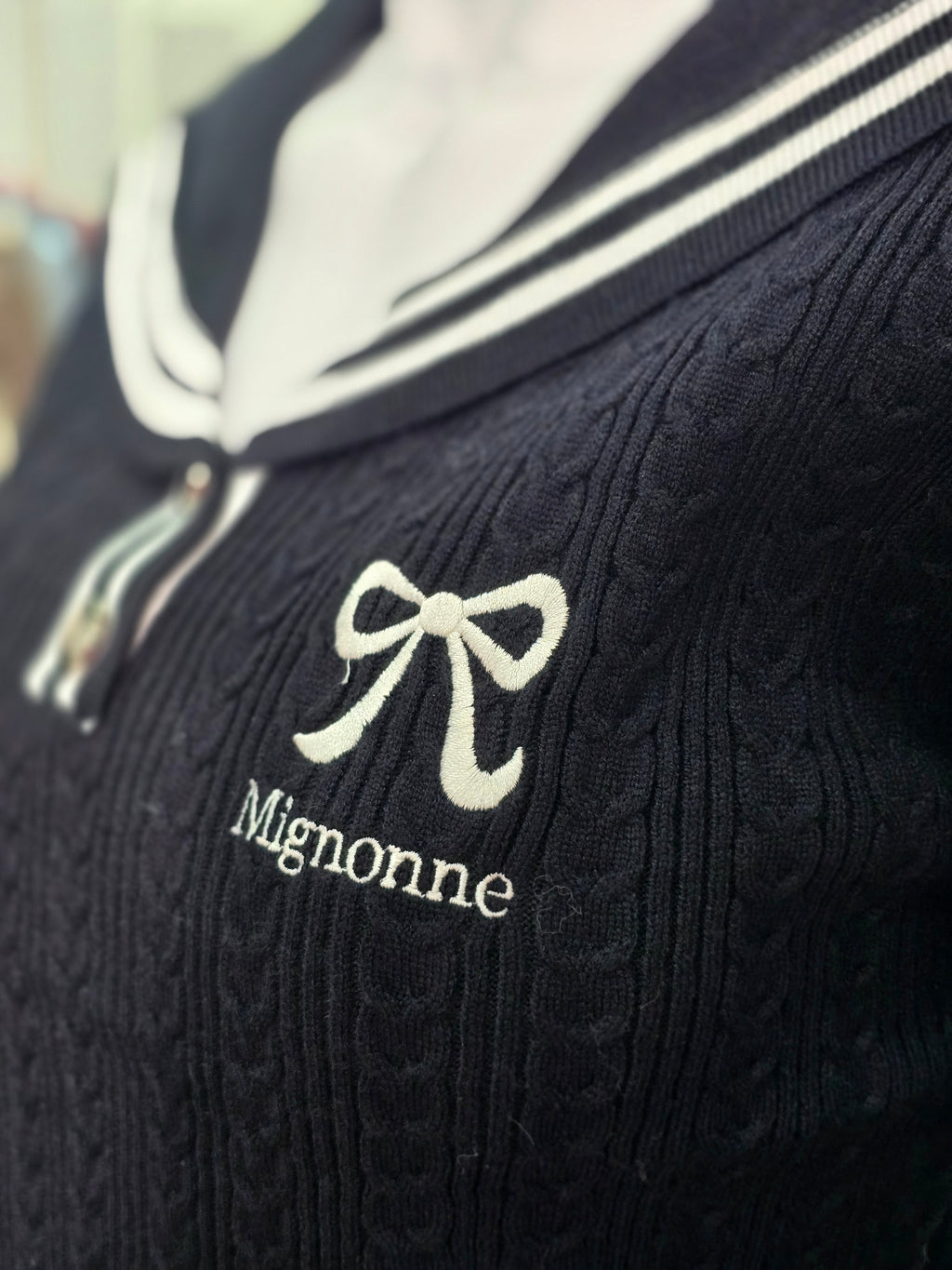 Pullover mit Matrosenkragen und Schleifendetail – Schwarz mit Weiß