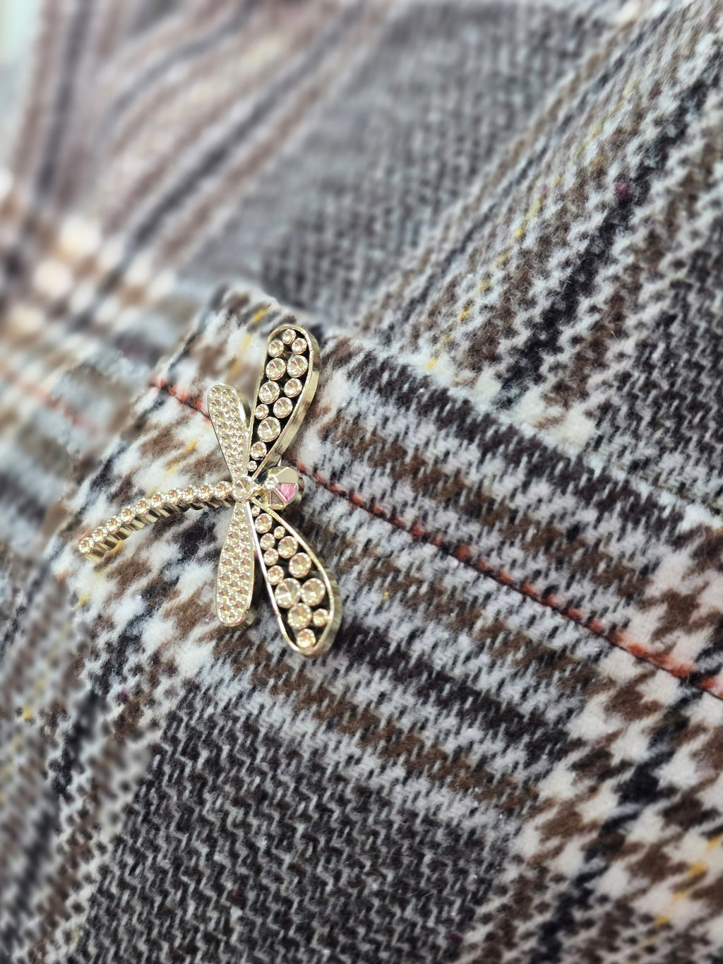 Karierte Hemdbluse mit Libellen-Brosche – Braun-Beige