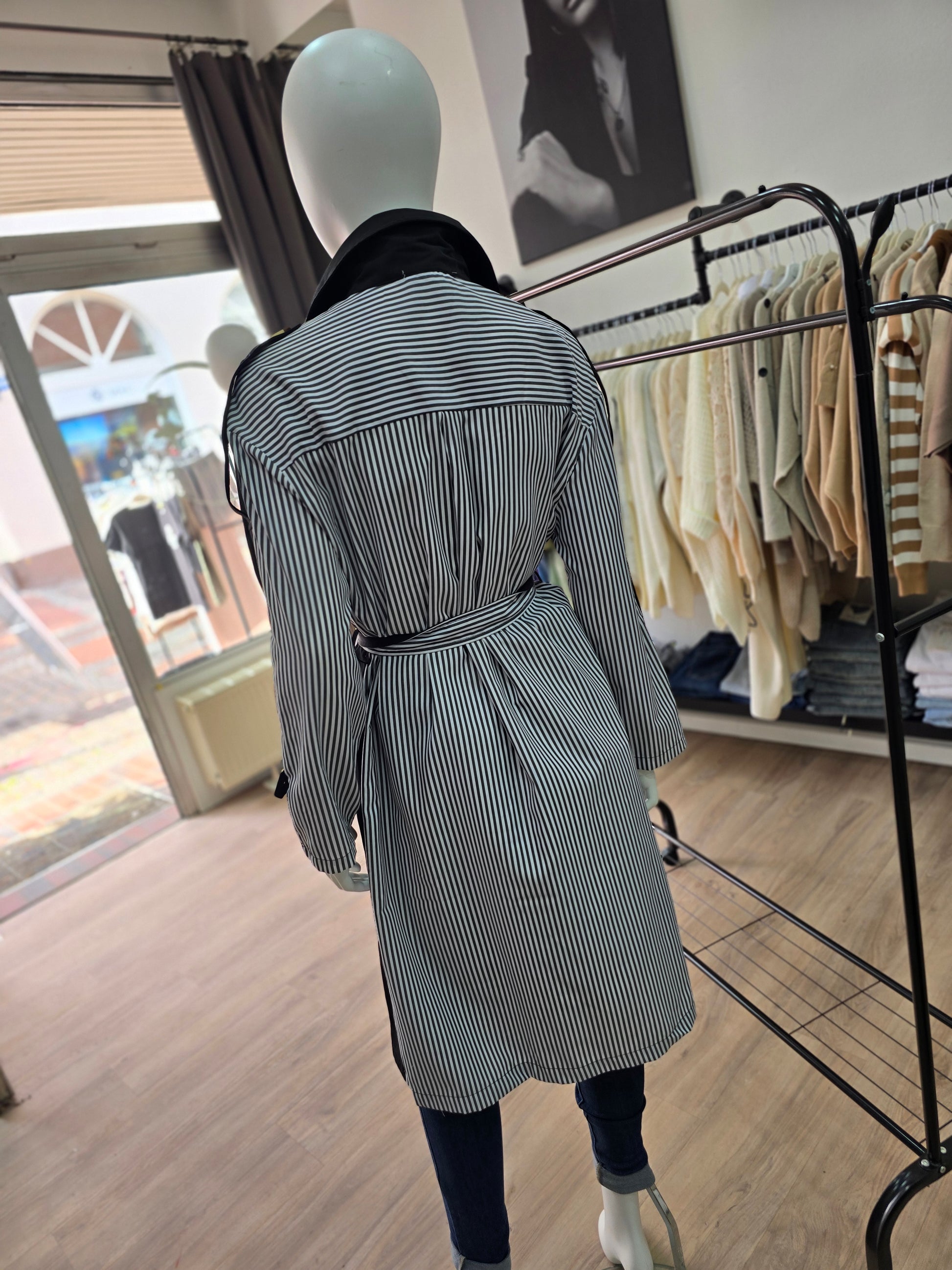 Wendbarer Trenchcoat – Schwarz & Streifenmuster