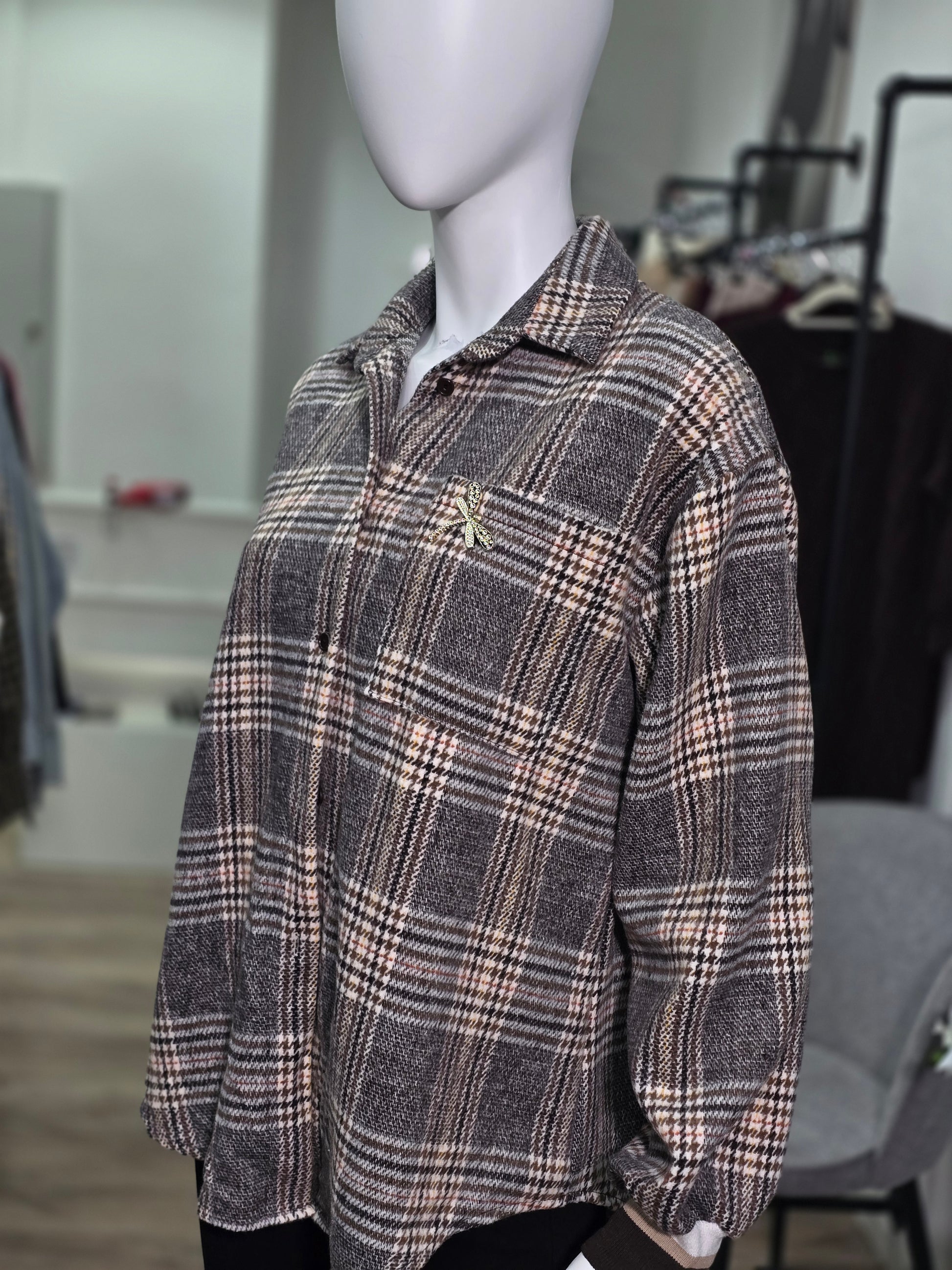 Karierte Hemdbluse mit Libellen-Brosche – Braun-Beige