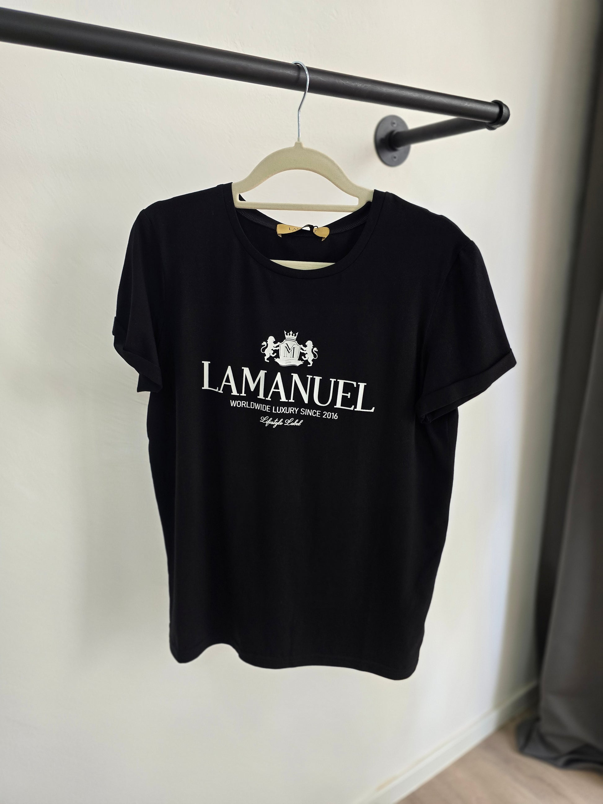 LAMANUEL T-Shirt – Schwarz mit Logo-Print