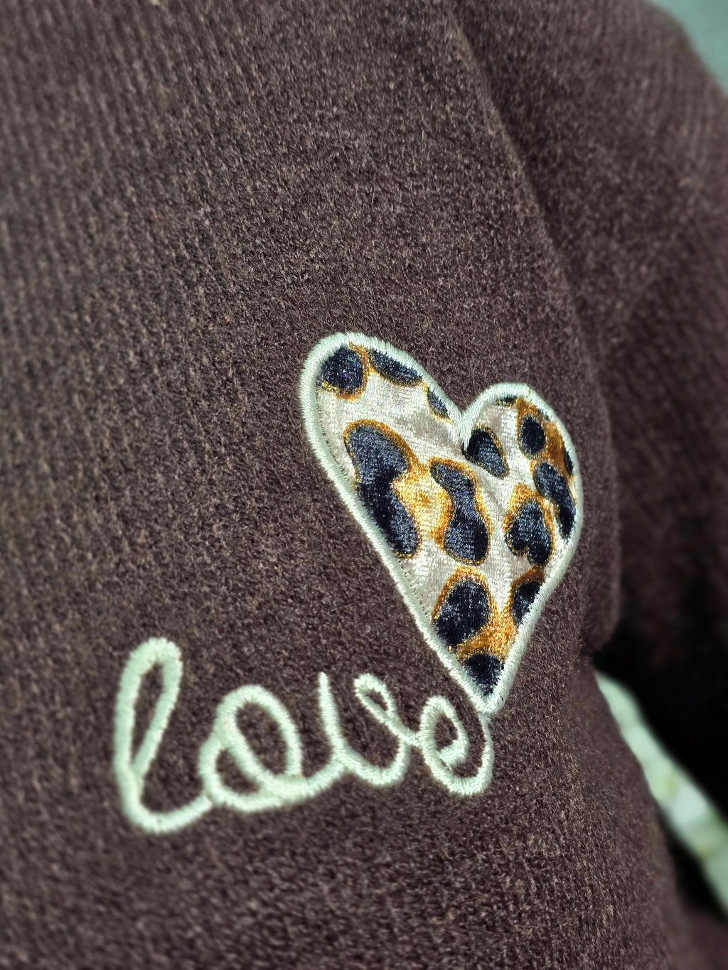 Strickjacke „Lovely“ mit Leoparden-Details – Schokoladenbraun