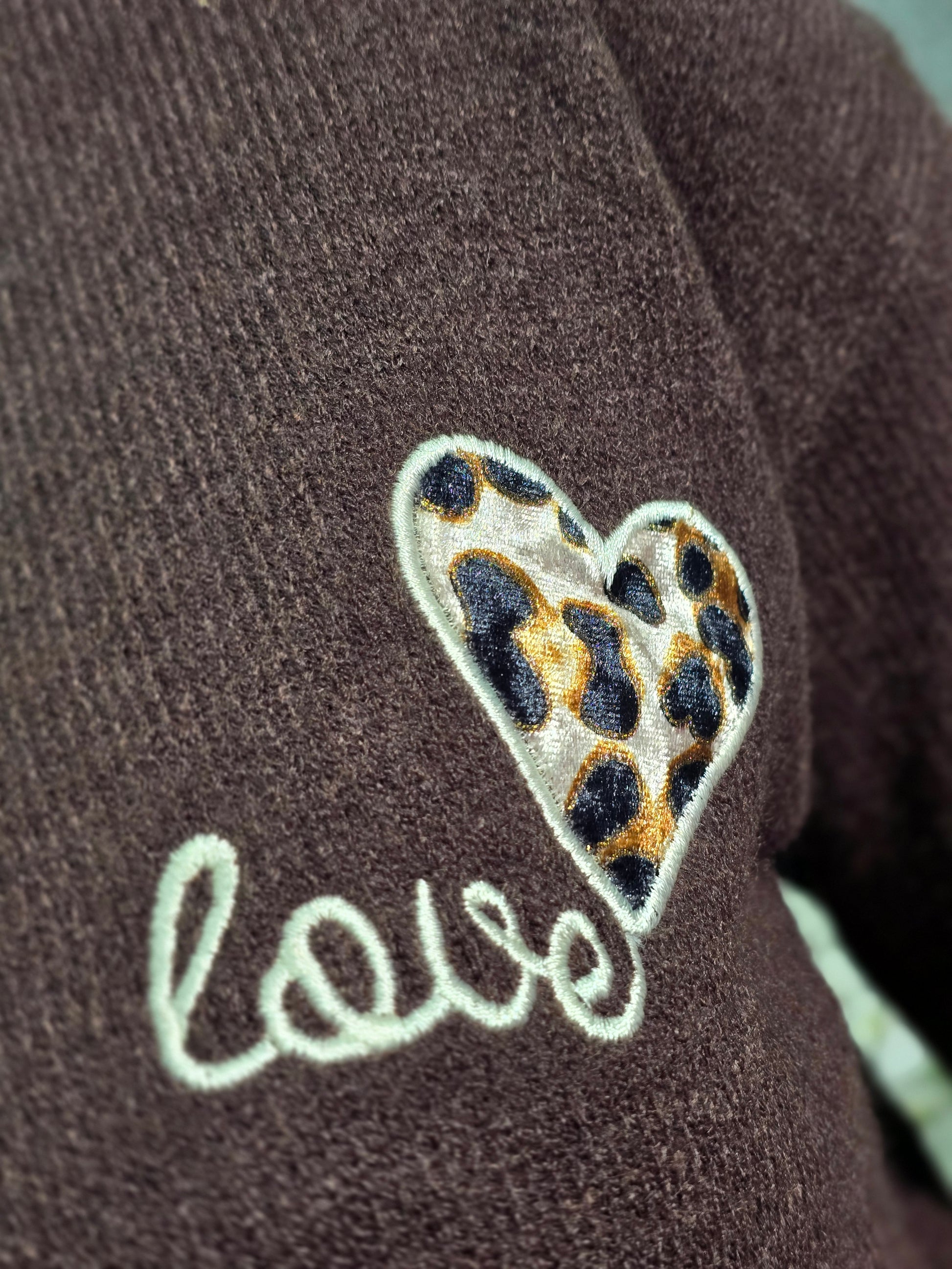 Strickjacke „Lovely“ mit Leoparden-Details – Schokoladenbraun