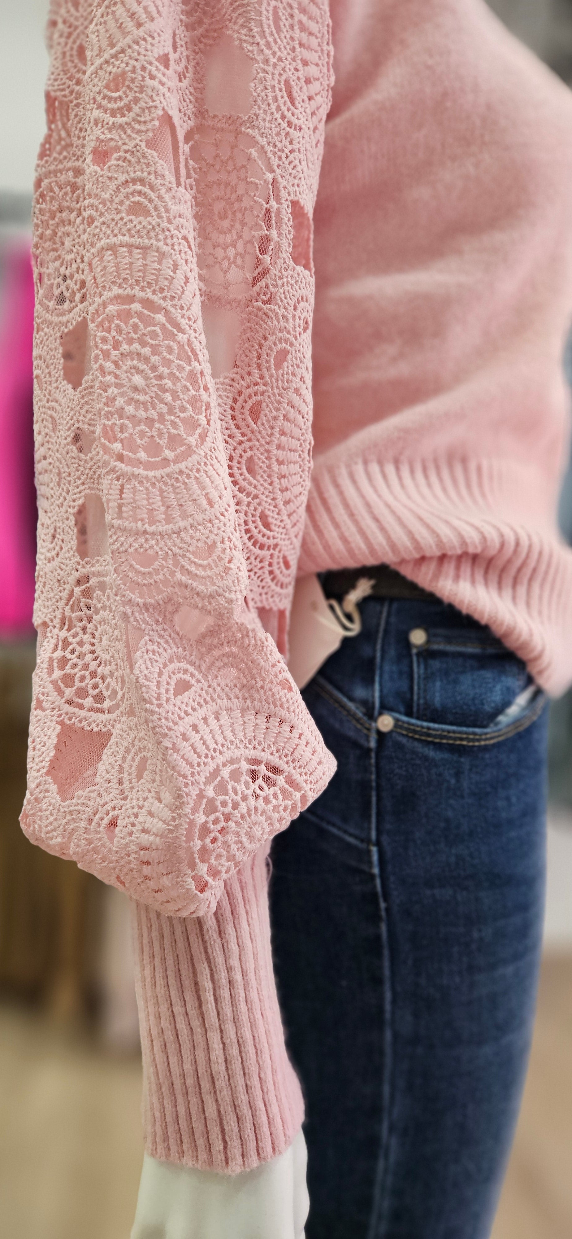 Eleganter Strickpullover mit Spitzen-Ärmeln