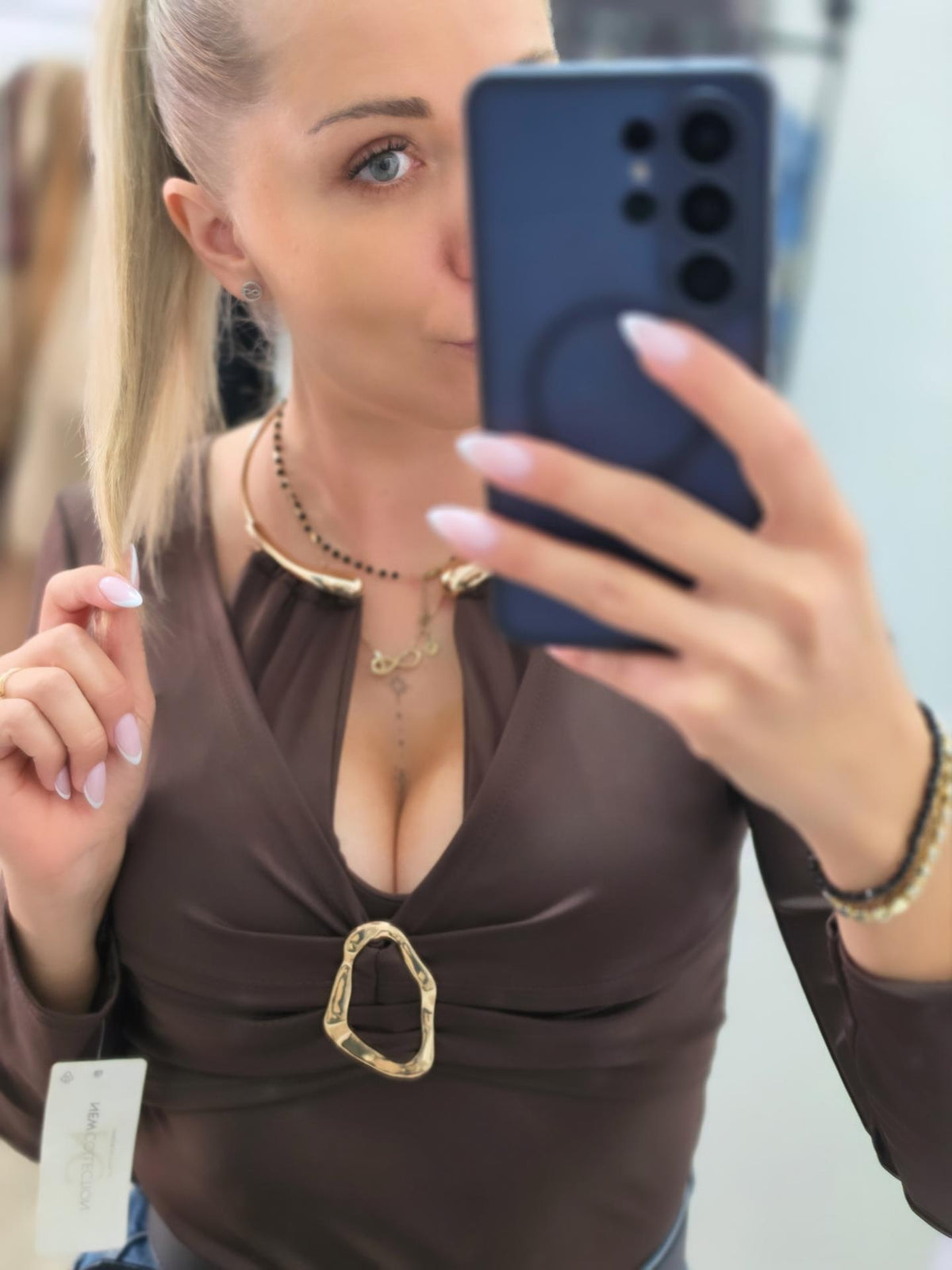 Eleganter Body mit goldenen Details