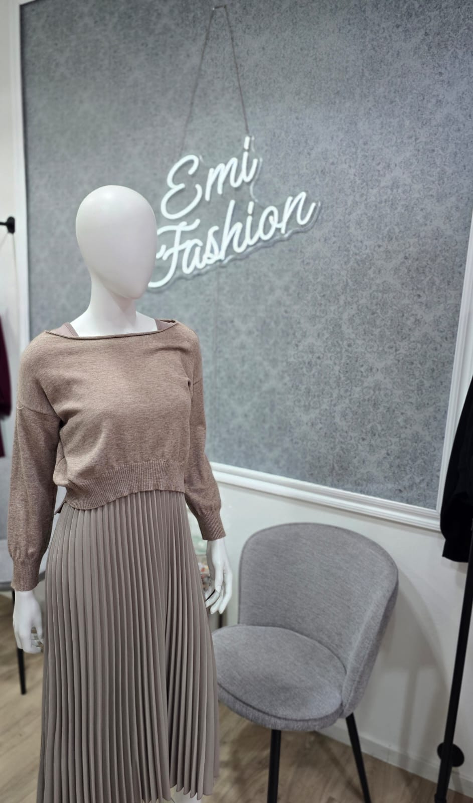 Elegantes 2-teiliges Set: Kurzer Strickpullover & Plissee-Rock