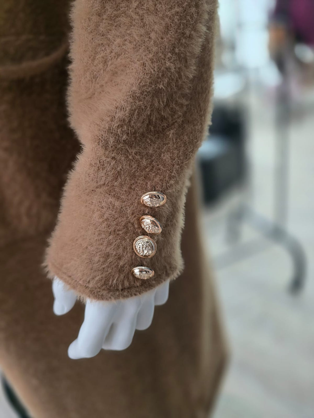 Langer Bouclé-Cardigan mit eleganten Knöpfen