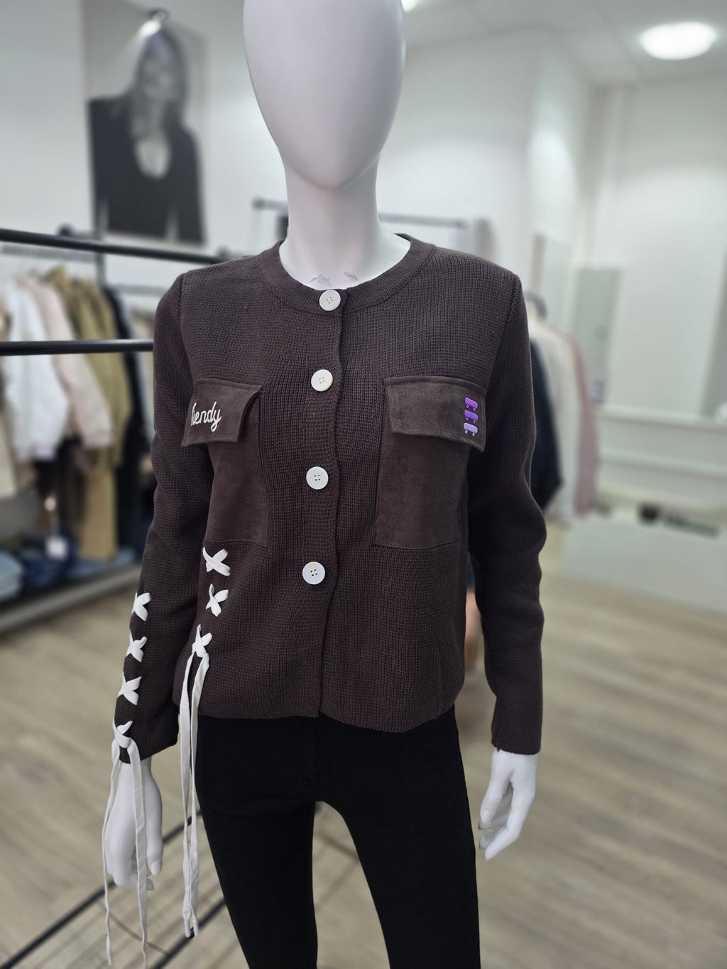 Kurze Strickjacke mit Schnür-Details in Braun