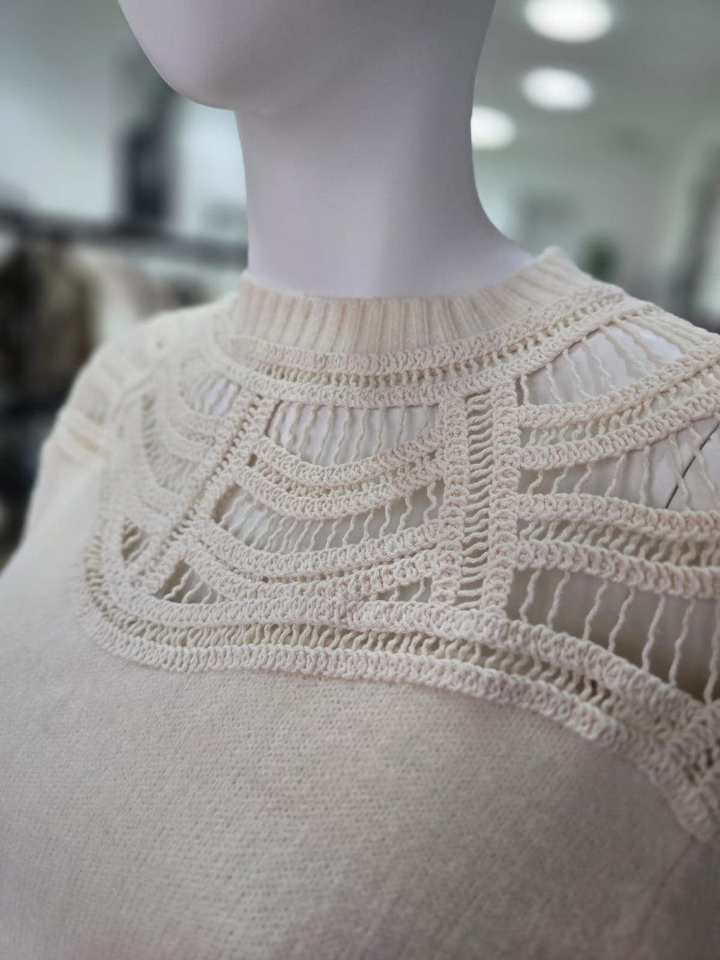 Eleganter Strickpullover mit Häkelspitze