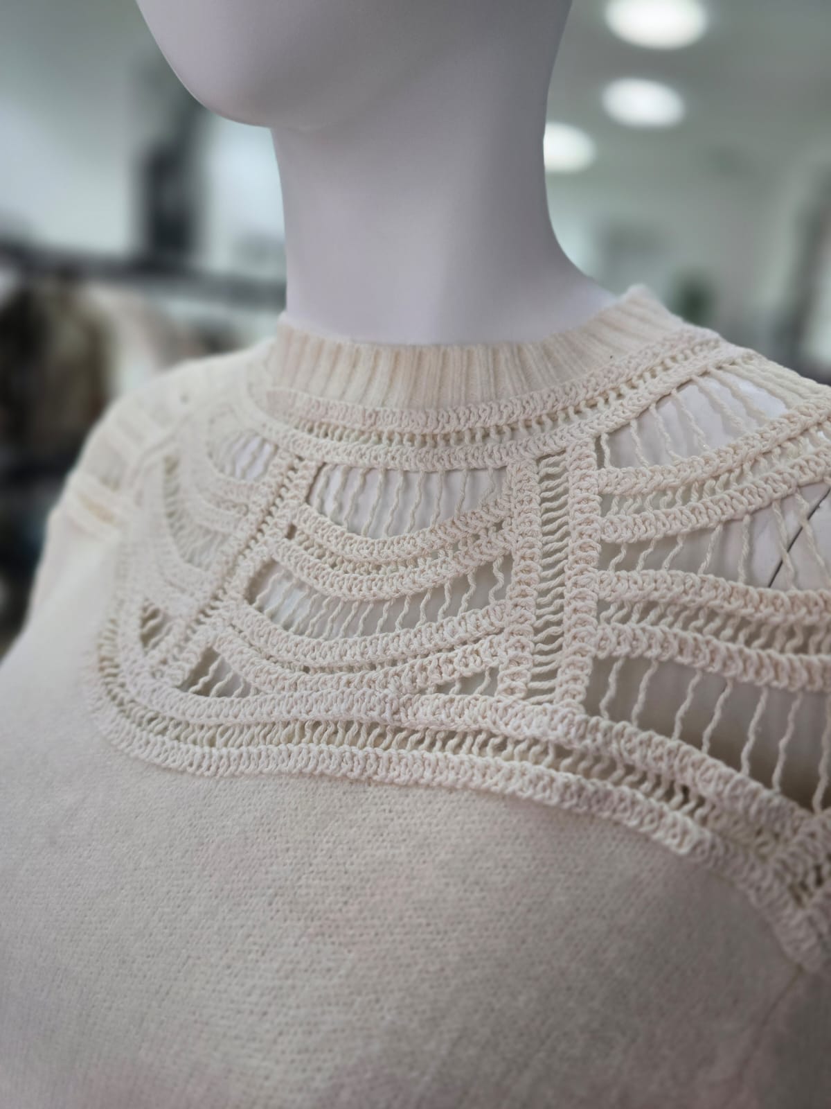 Eleganter Strickpullover mit Häkelspitze