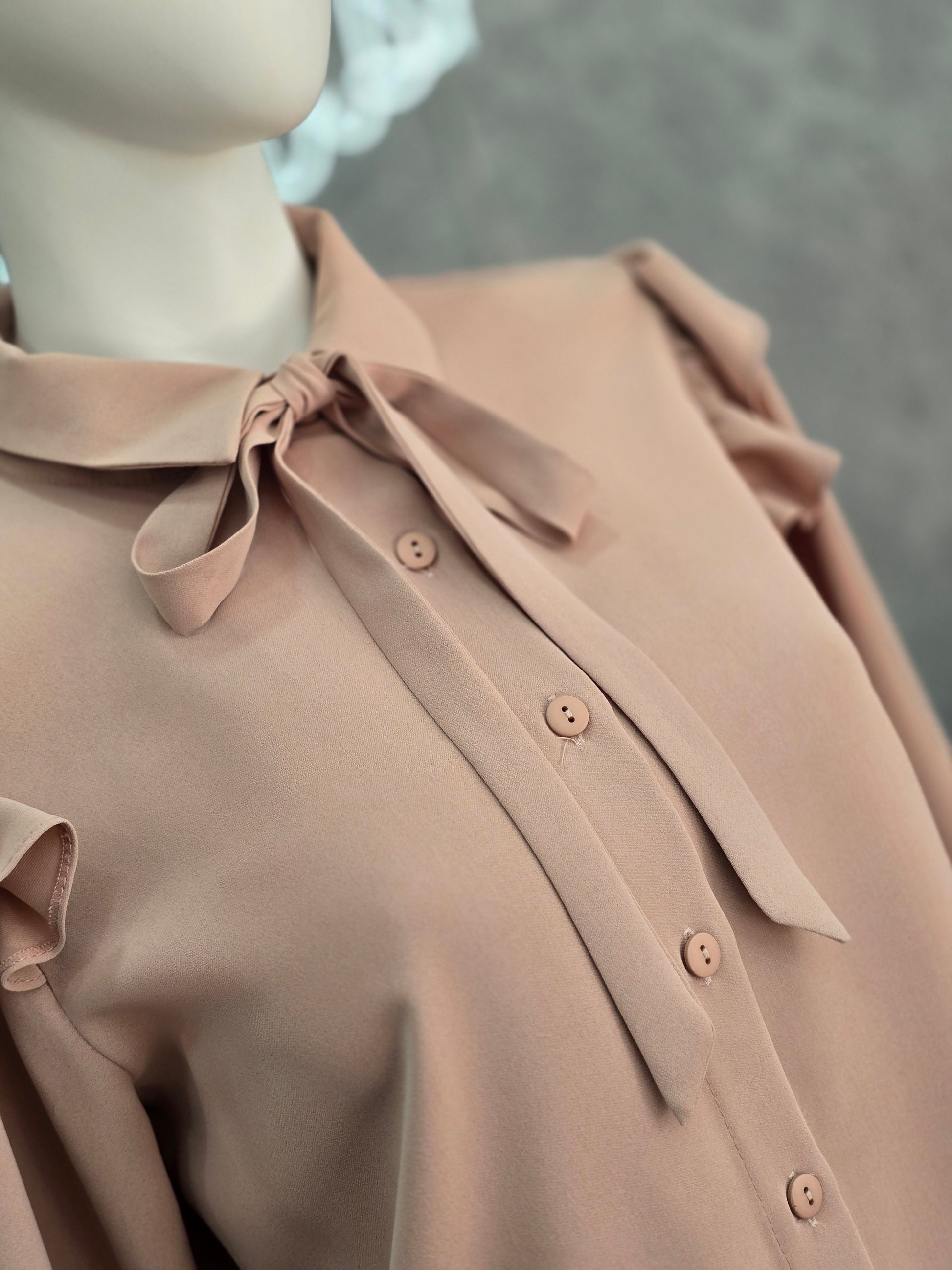 Elegante Damenbluse mit Schleife