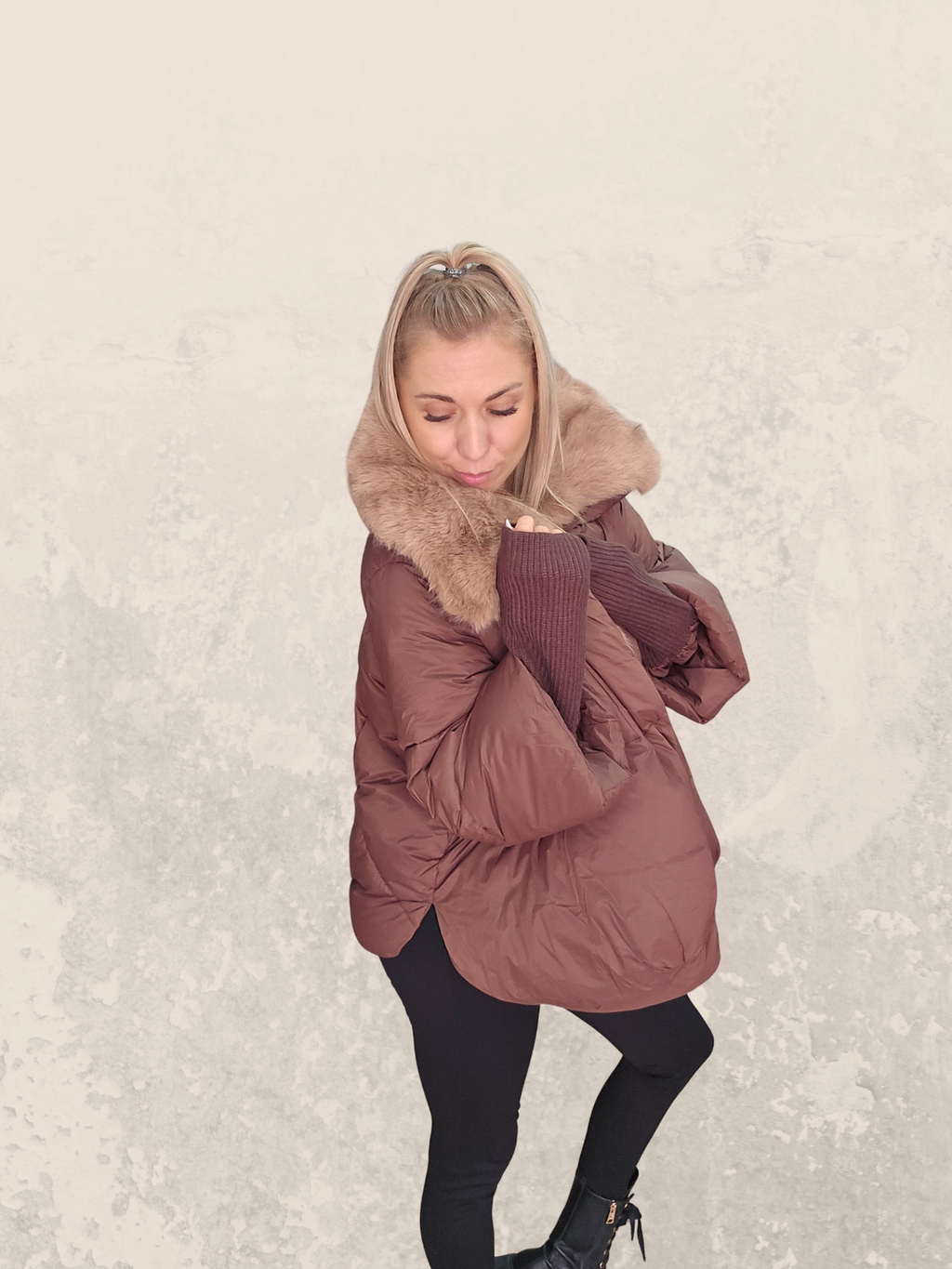 Steppjacke mit Kunstfell und Strickärmeln – Schokoladenbraun